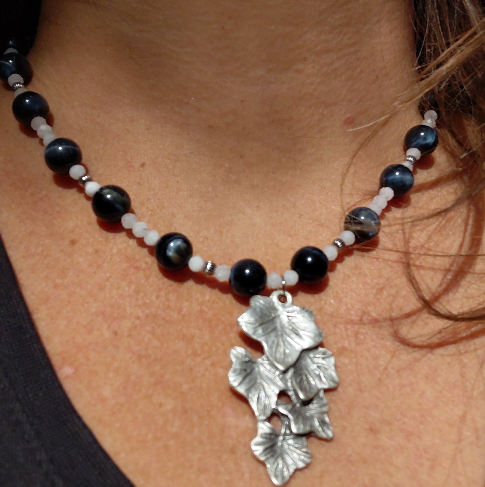 Moonlight: ketting met blauwe tijgeroog, maansteen en verzilverd blad… - 146645 Moonlight: ketting met blauwe tijgeroog, maansteen en verzilverd bladbedel
