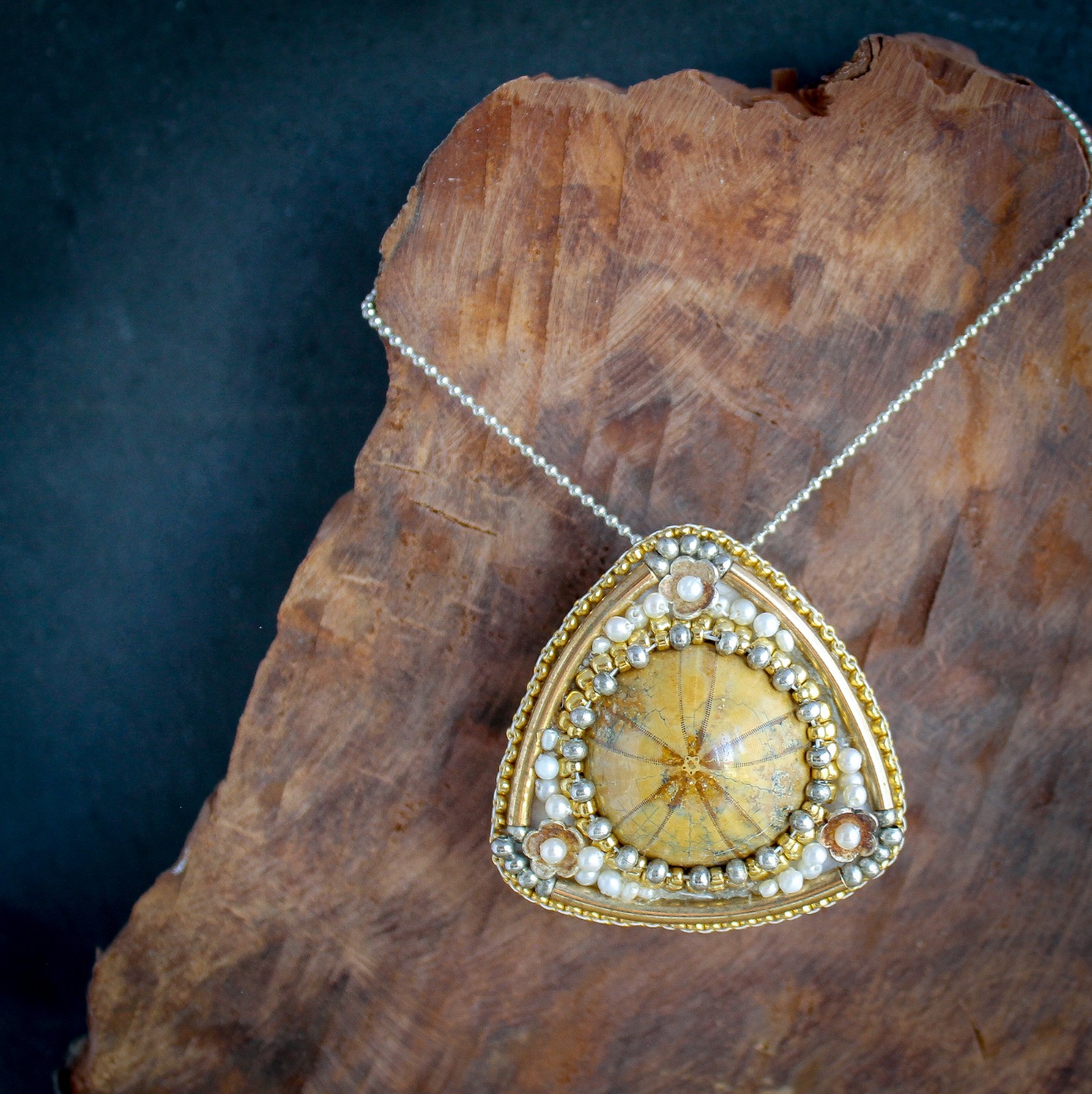 Aards & Tijdloos, Echinoid Fossiel Statement Ketting