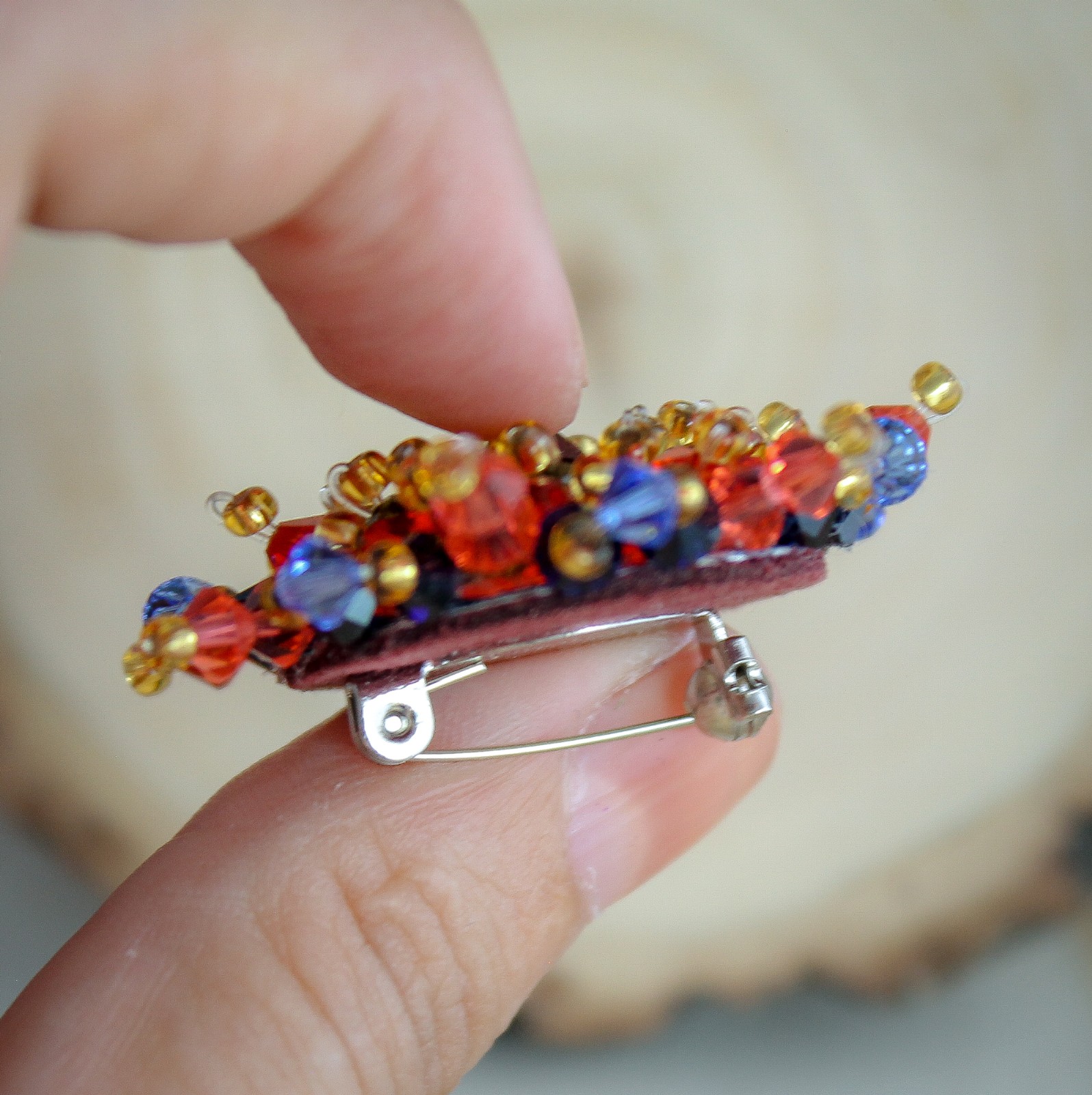 Artistiek & Exotisch, handgemaakte passiebloem broche met Swarovski kristal