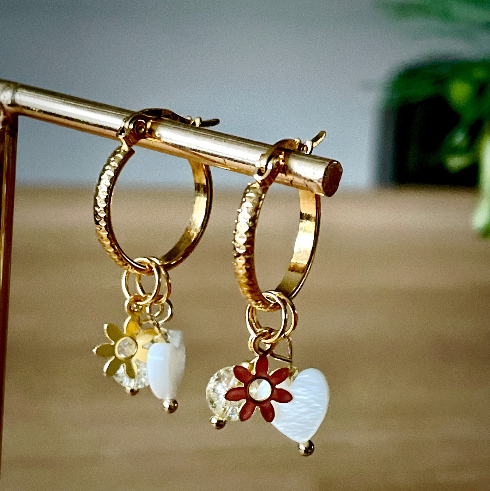 Oorbel hart en bloem - 59788.jpeg Oorbellen rvs verguld wit hartje van schelp, gouden bloem en mooie kraal