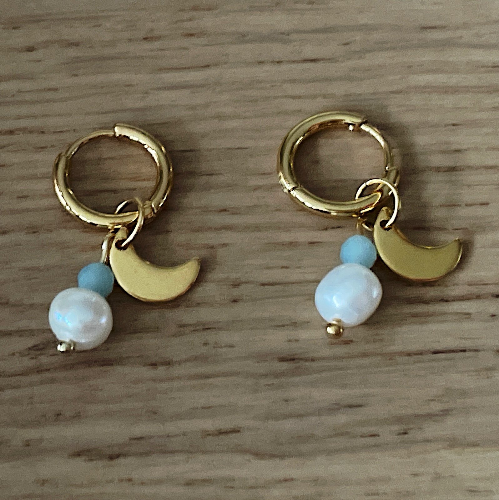 Vergulde rvs oorbellen met parel, chalcedoon en halve maan - 60772.jpeg Vergulde rvs oorbellen met parel, chalcedoon en halve maan