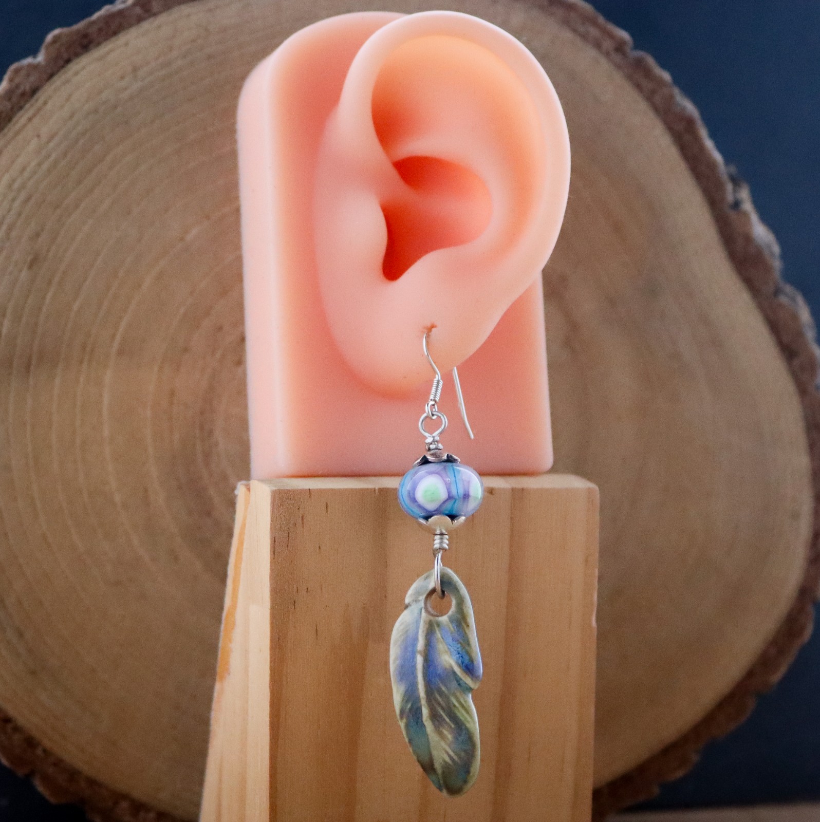 Rust & Spiritueel, veren oorbellen met lampwork glas en keramiek