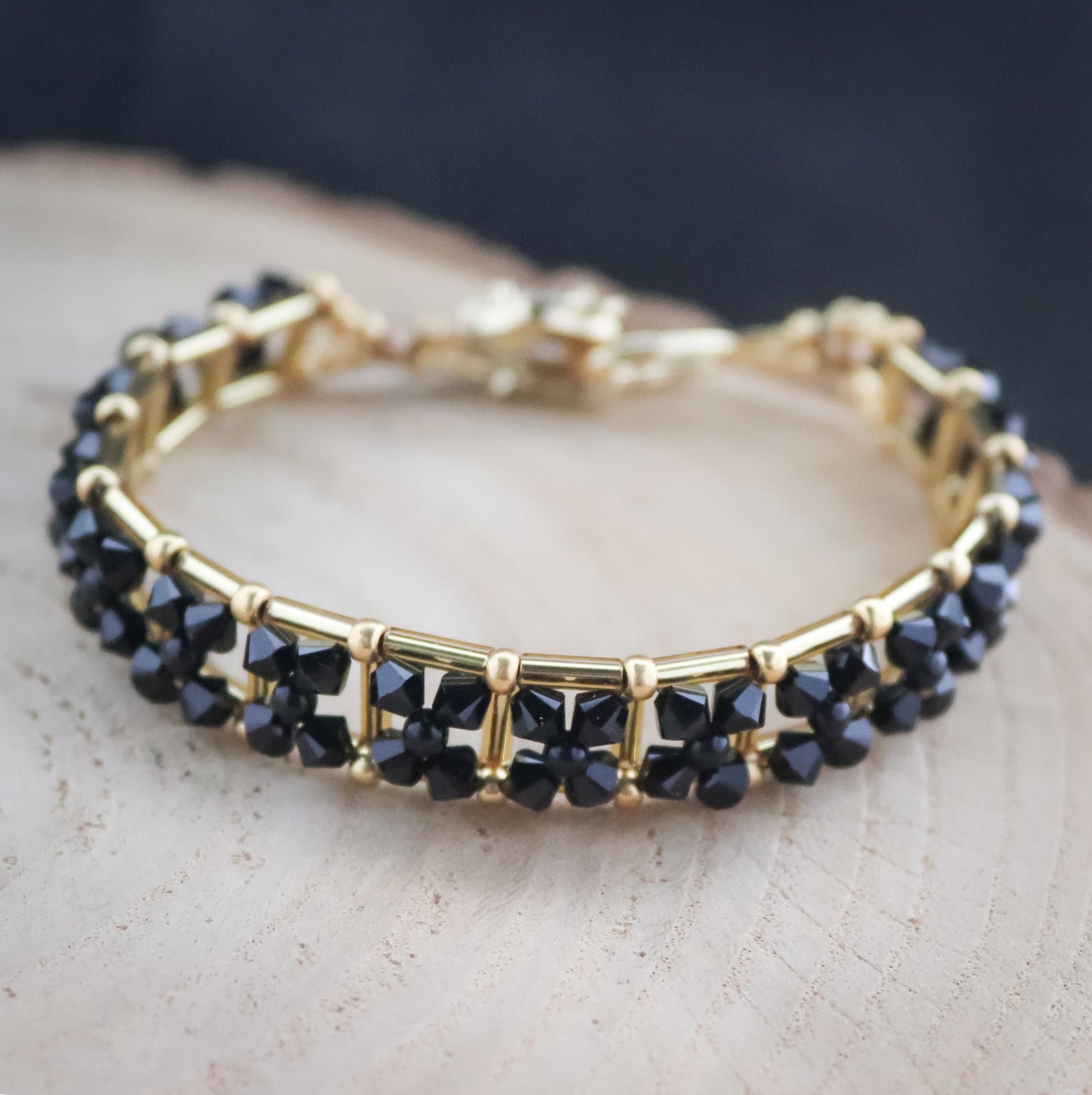 Gouden schaduw & Maanlicht, statement armband met glas kristallen