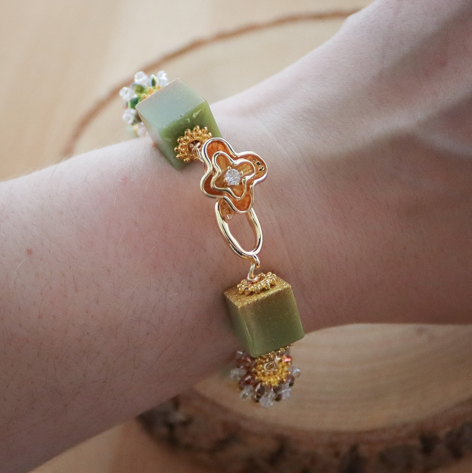 Zachtgroen & Cottagecore, wire wrapped armband met giethars en gekraalde kralen