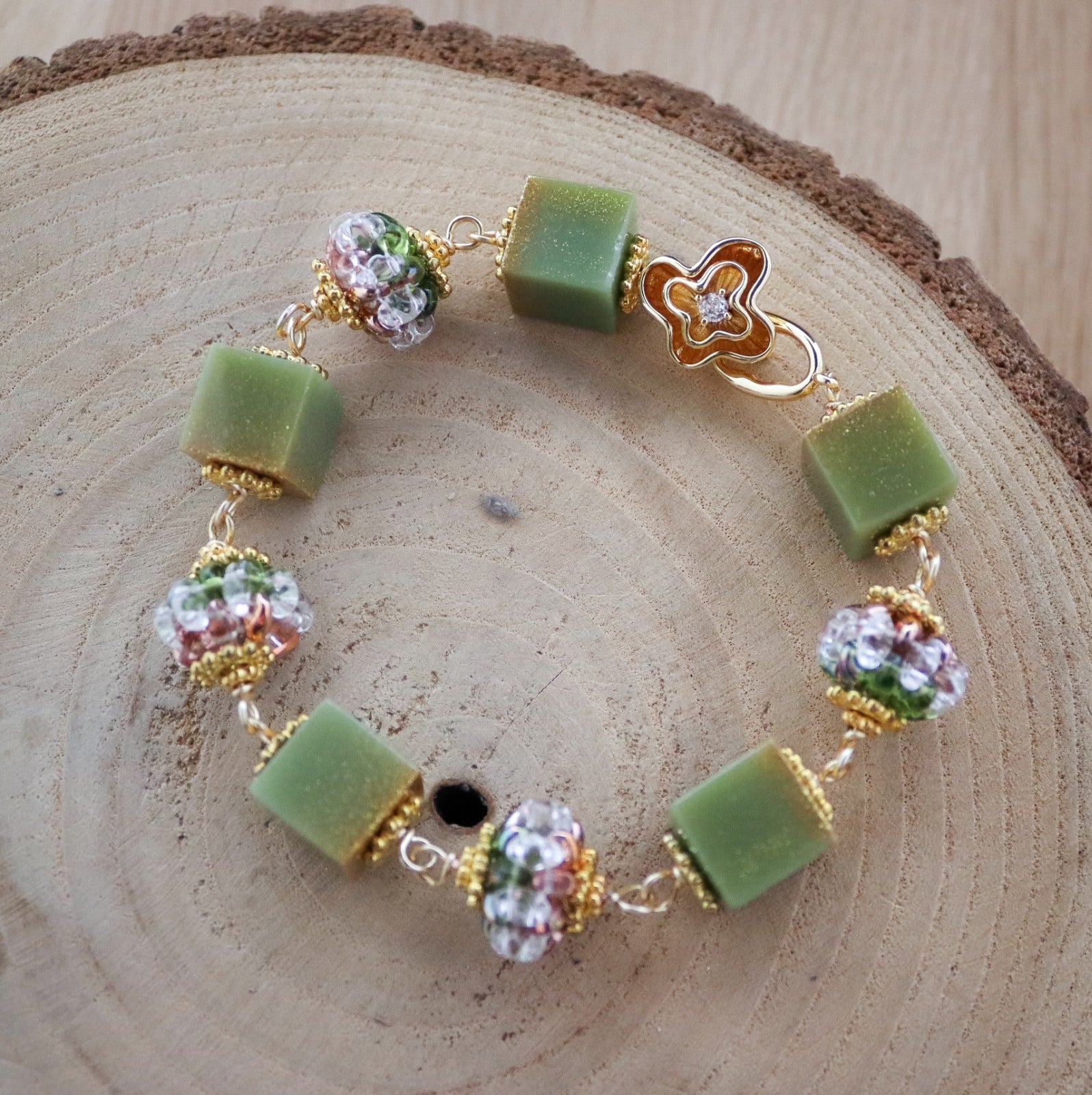 Zachtgroen & Cottagecore, wire wrapped armband met giethars en gekraalde kralen