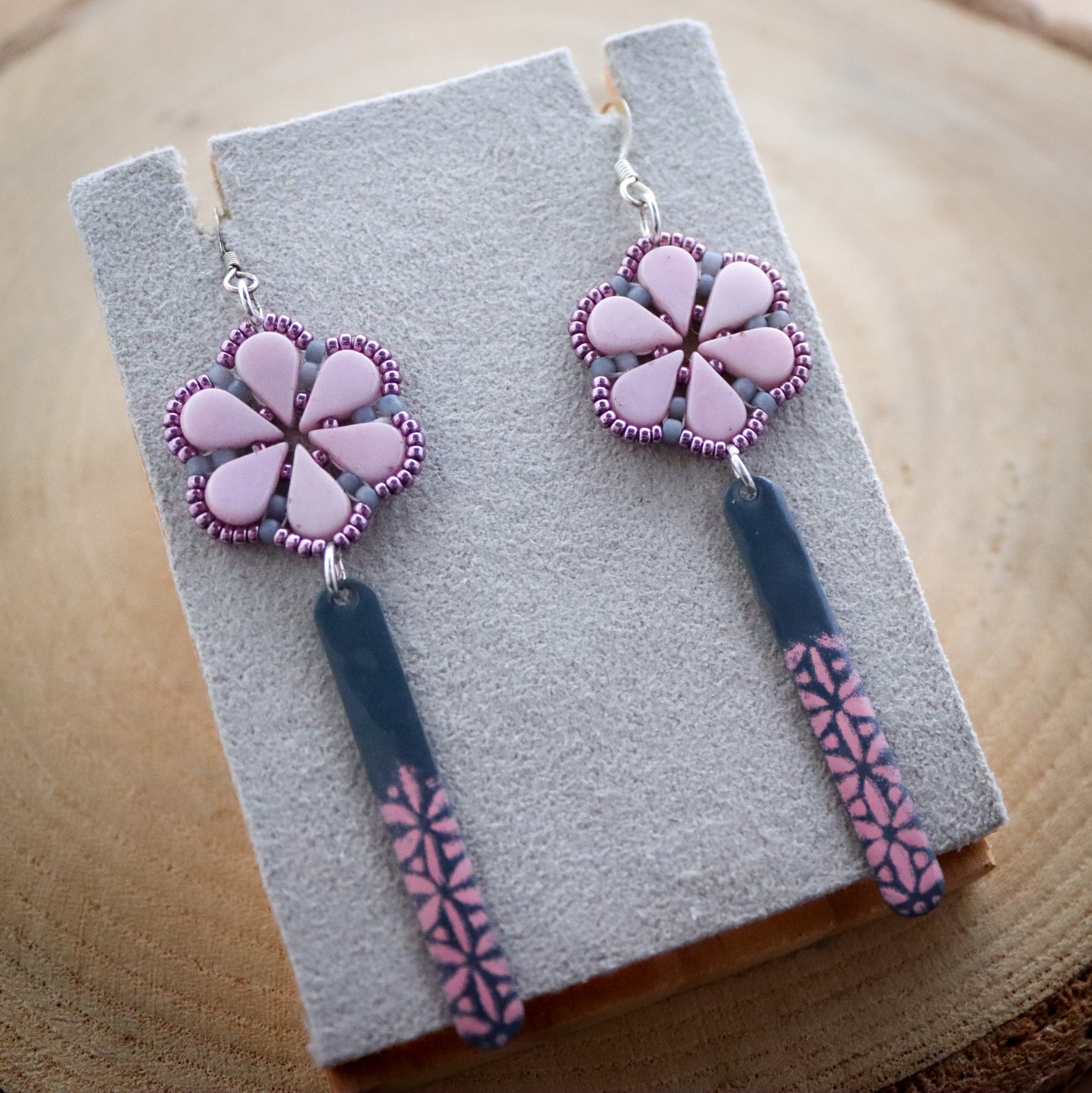 Poëtisch & Poederroze, oorbellen met kralenbloem en enamel hanger