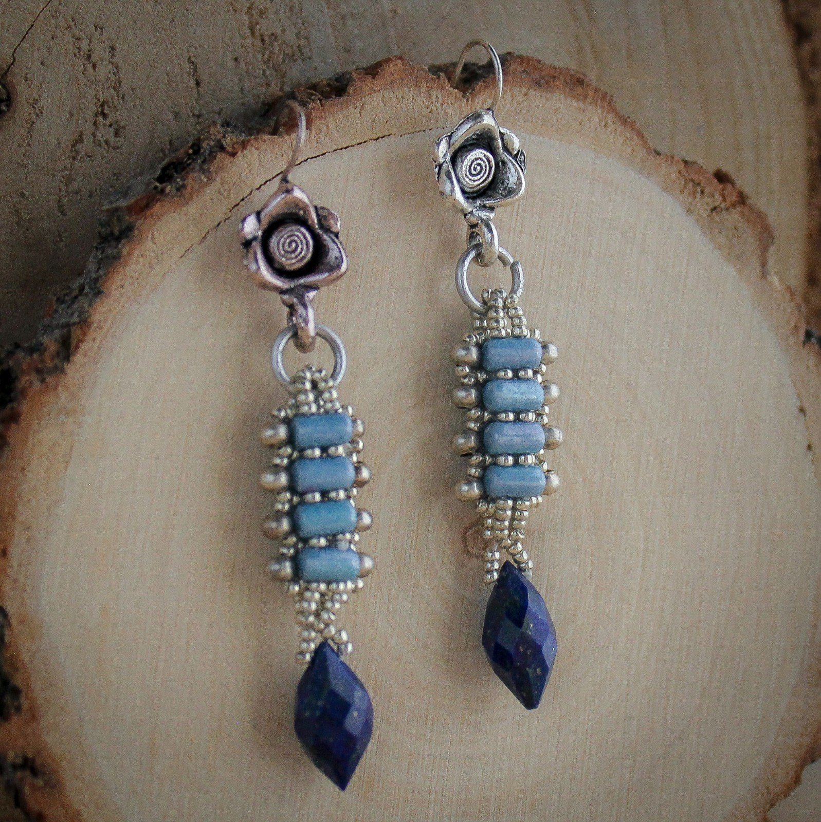 Blauwe roos oorbellen voor valentijsdag met lapis lazulli edelstenen