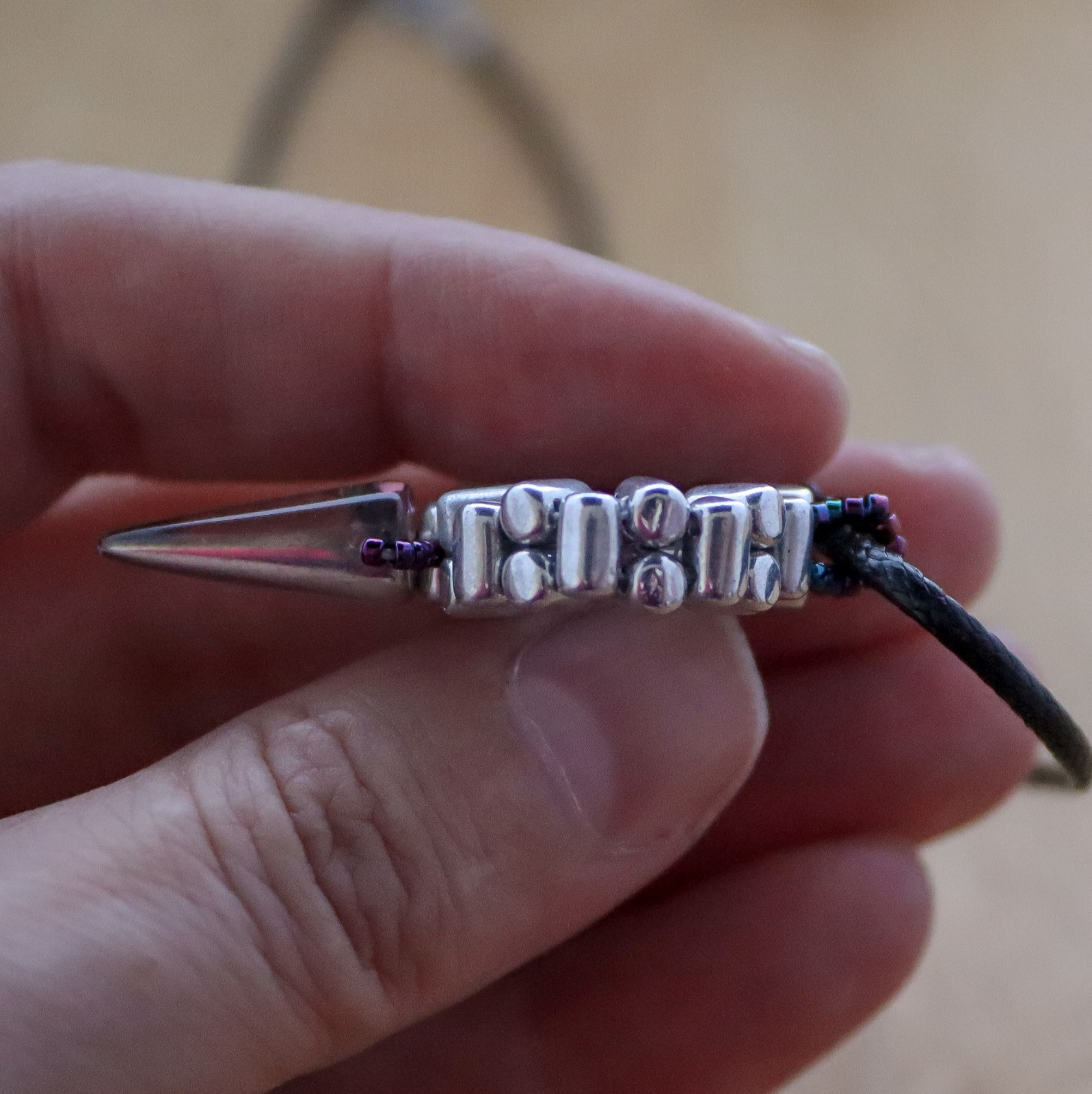 Grafisch & Eigenwijs, minimalistische hanger met zichtbaar weefdraad