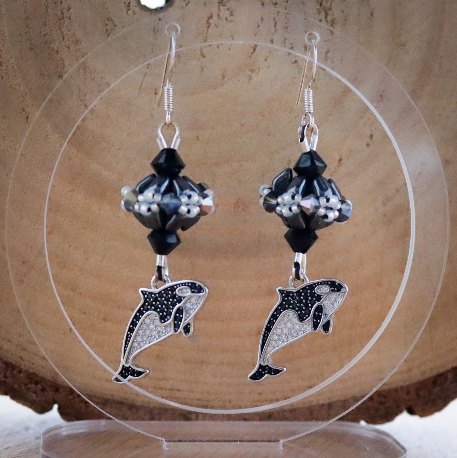 Krachtig & Mysterieus, orca oorbellen met Swarovski en handgemaakt kralenwerk