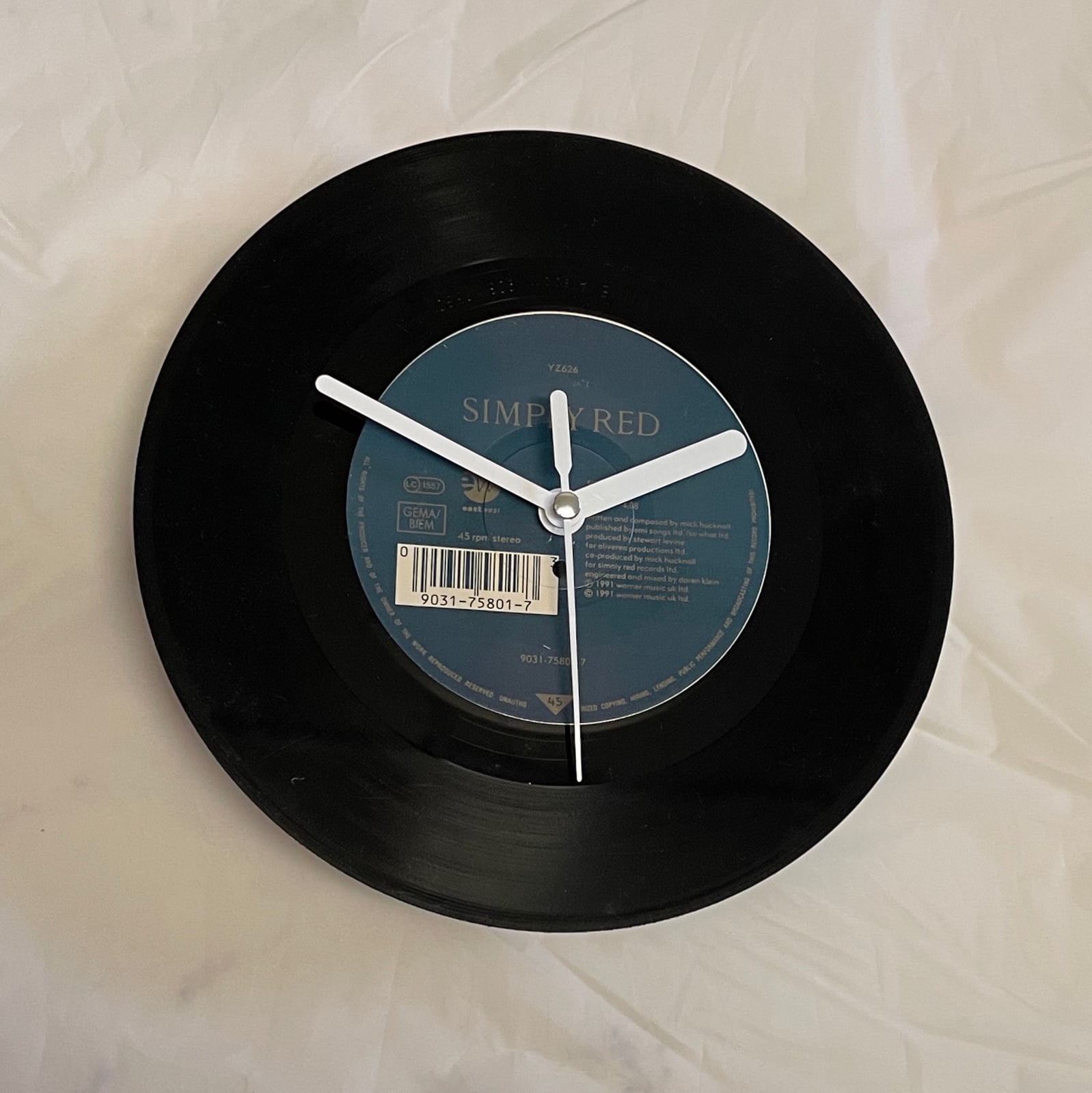 Unieke klok van een gerecyclede vinyl single - 146283 Unieke klok van een gerecyclede vinyl single