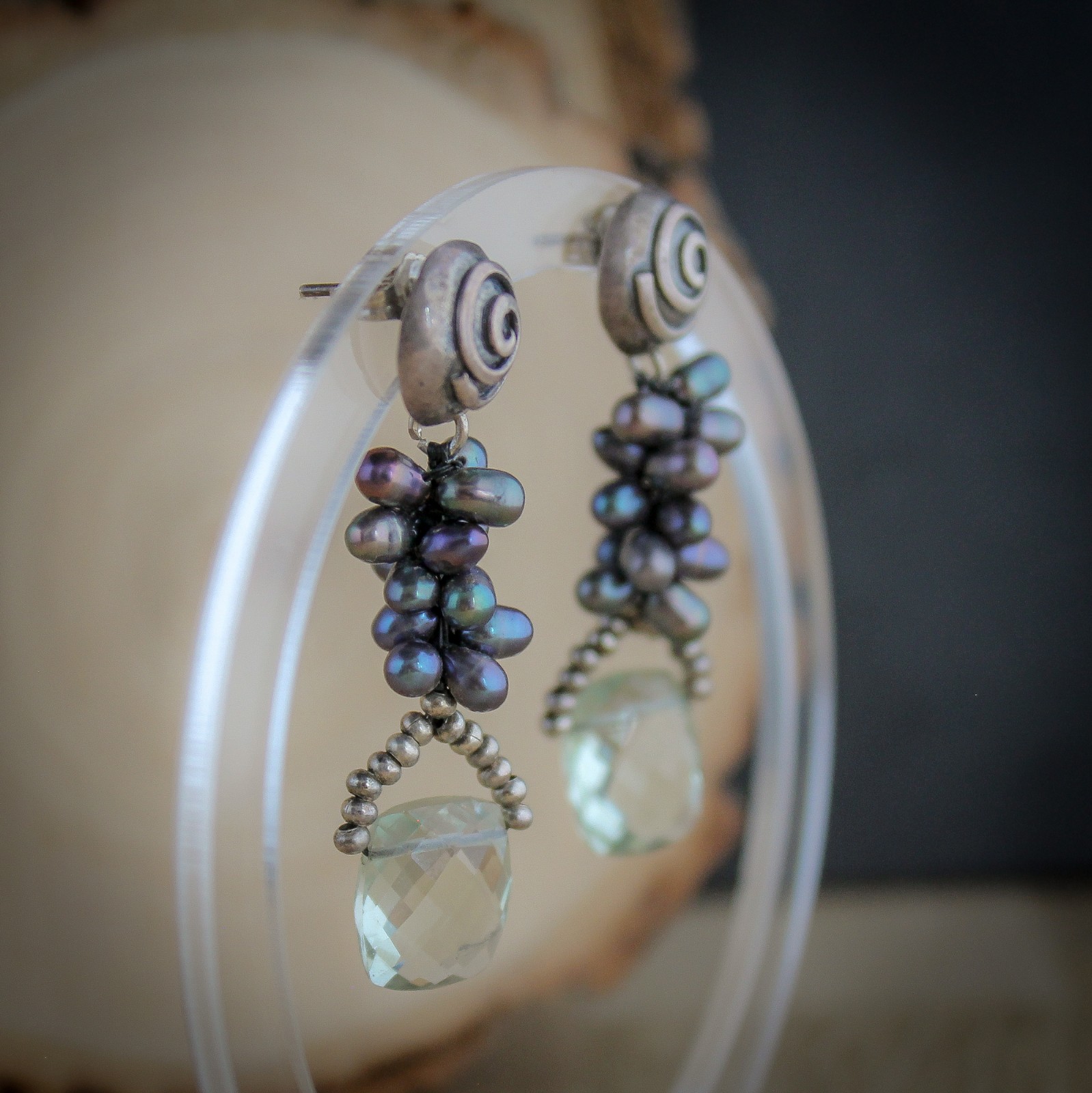 Oorbellen van zoetwater parel en prasioliet edelsteen voor de kleurminnende bruid | moeder van de bruid