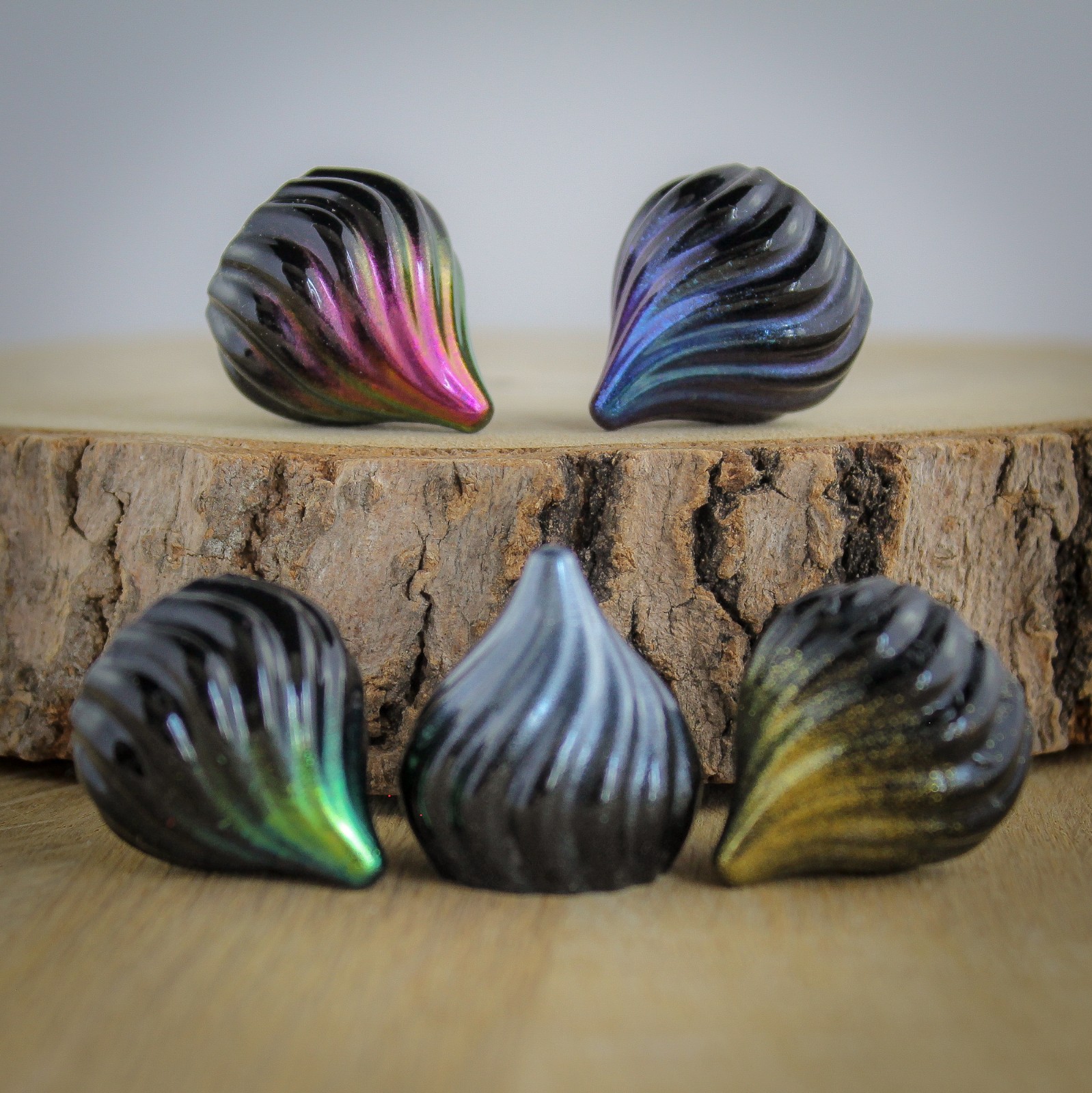 Kleine zwarte ring houder met gekleurde top voor bewaren op nachtkastje of  juwelen fotografie