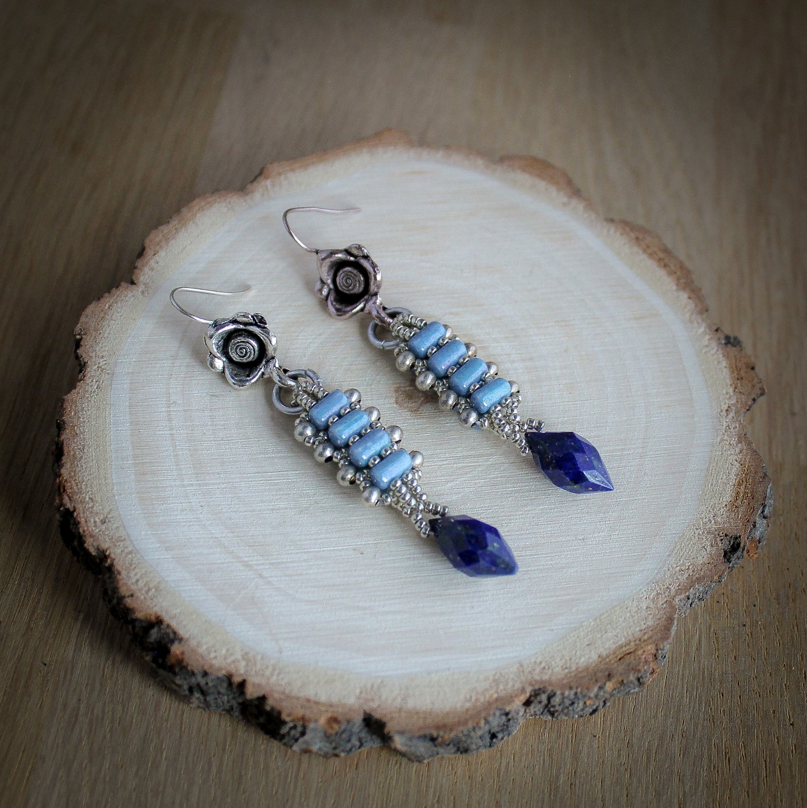 Blauwe roos oorbellen voor valentijsdag met lapis lazulli edelstenen