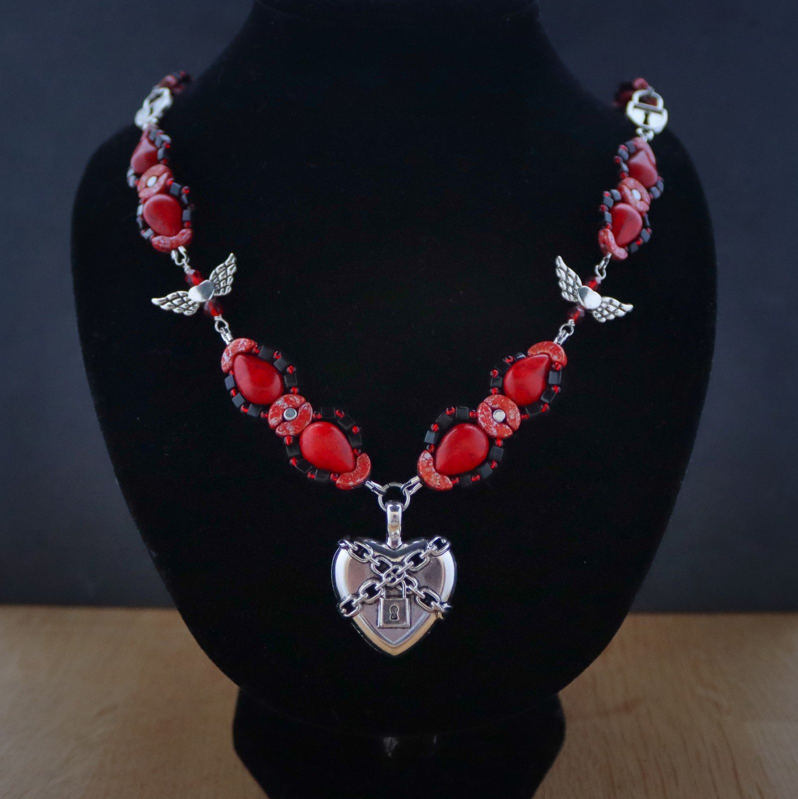 Tranen & Troost, Ketting met hartslot en rood koraal