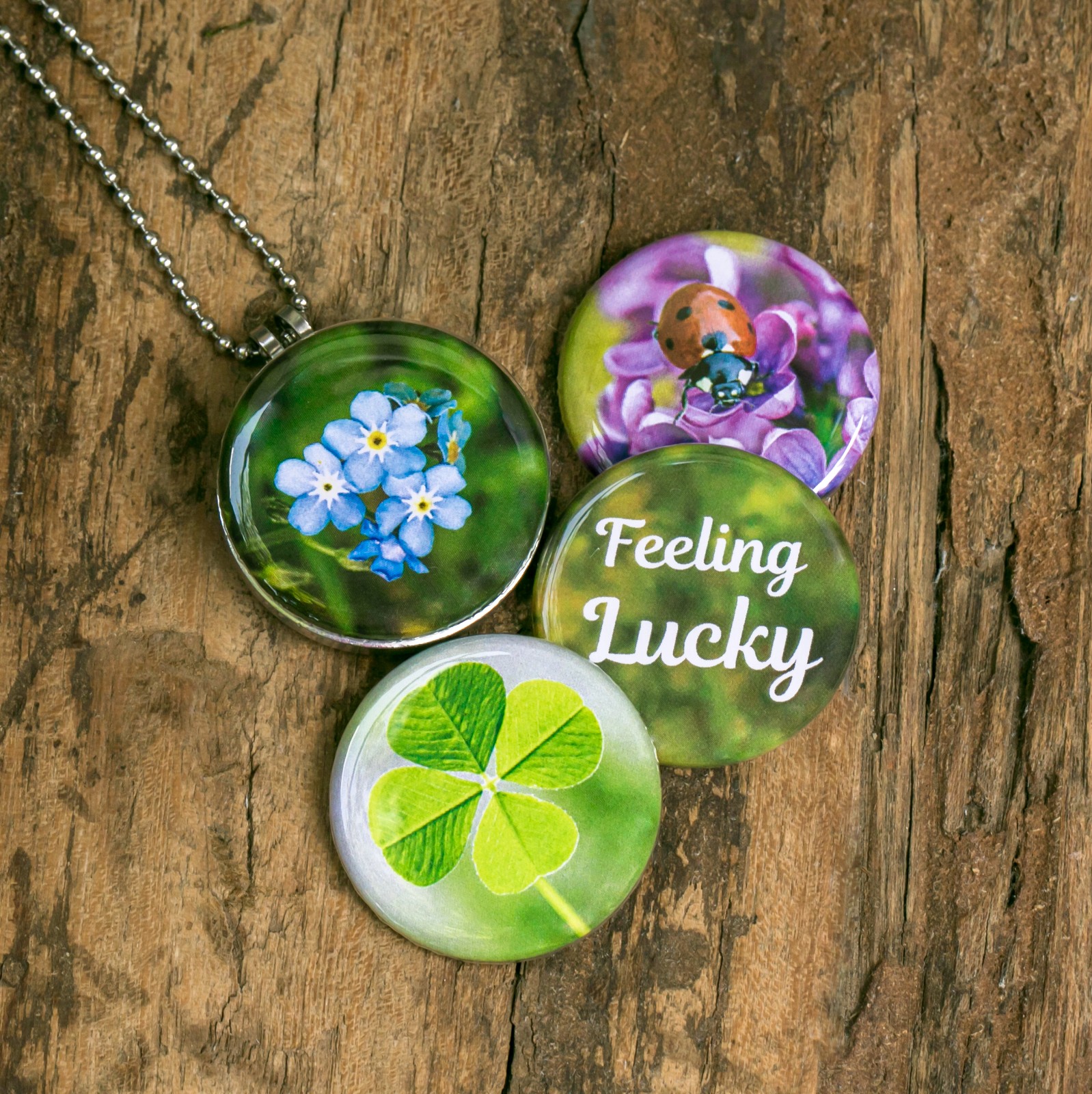 Roestvrij stalen fotomedaillon close up foto s van geluksbrengers,lucky charms, klavertje vier,lieveheersbeestje en vergeet-me-nietjes. Rvs/roestvrij stalen fotomedaillon. Voor het dicht bij je dragen van je speciale foto.