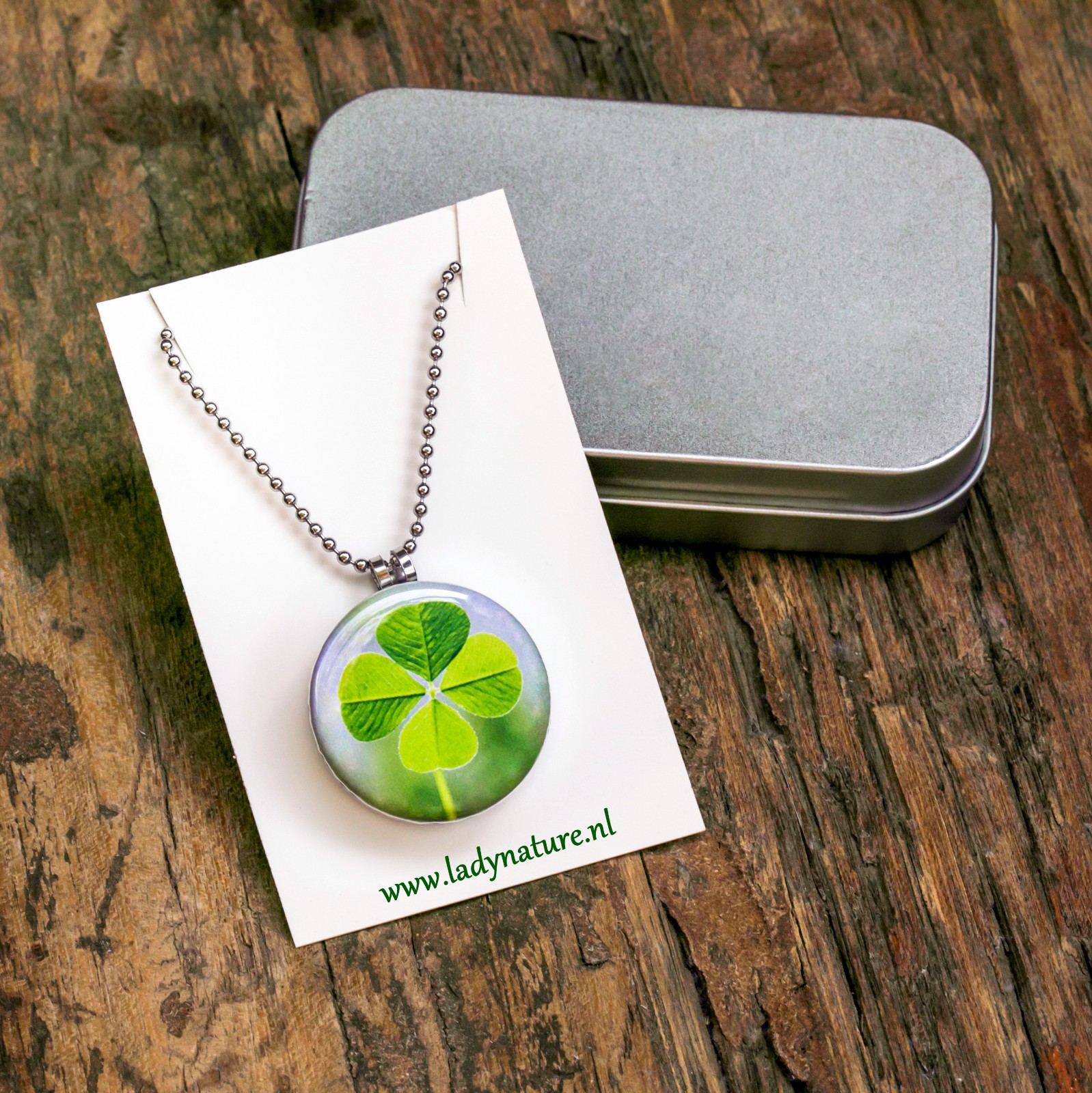 Roestvrij stalen fotomedaillon ketting met drie verschillende verwisselbare voorkanten met foto`s van echte streetart.Streetart fotografie, streetartfotografie Rvs/roestvrij stalen fotomedaillon.