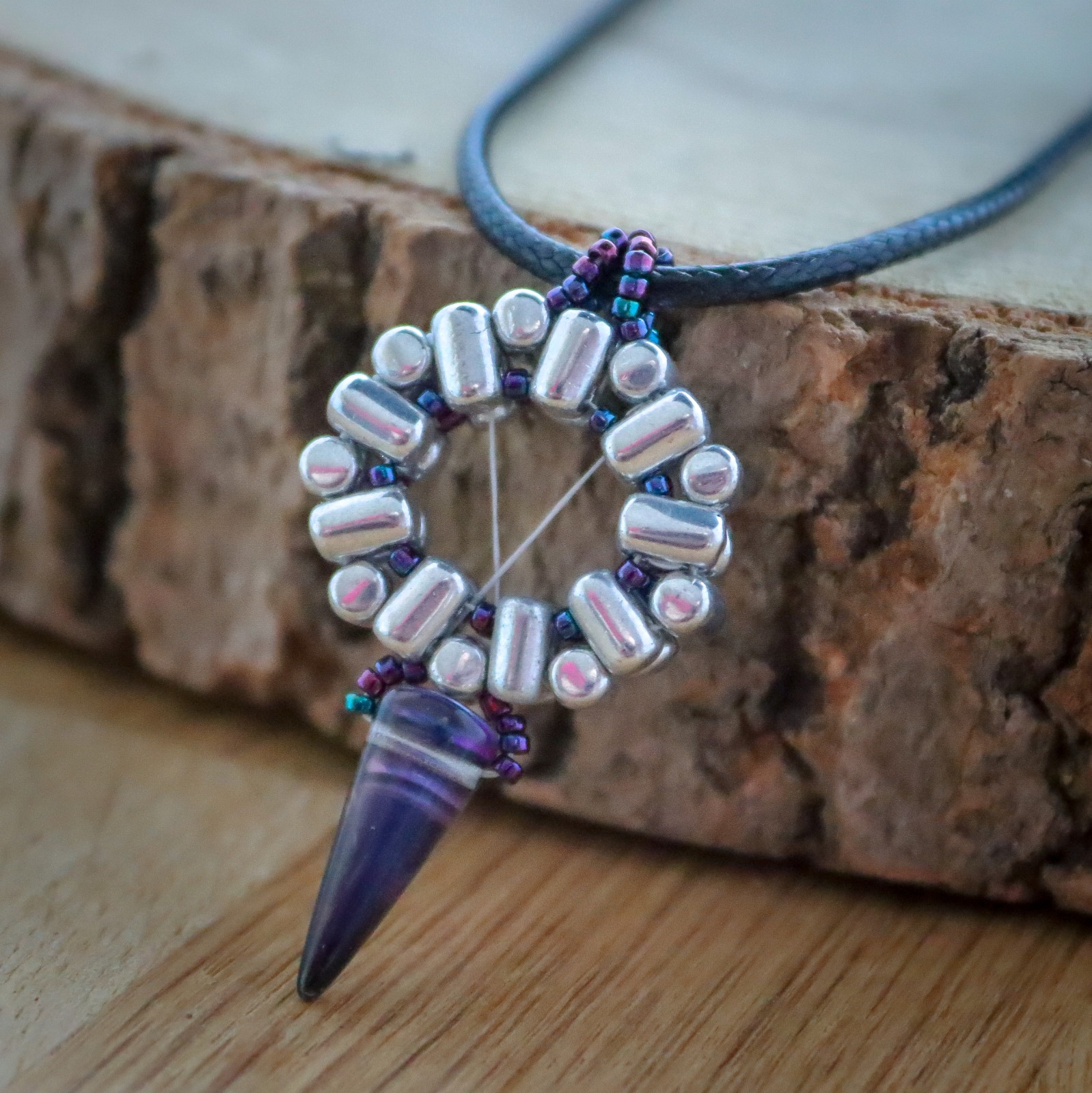 Grafisch & Eigenwijs, minimalistische hanger met zichtbaar weefdraad