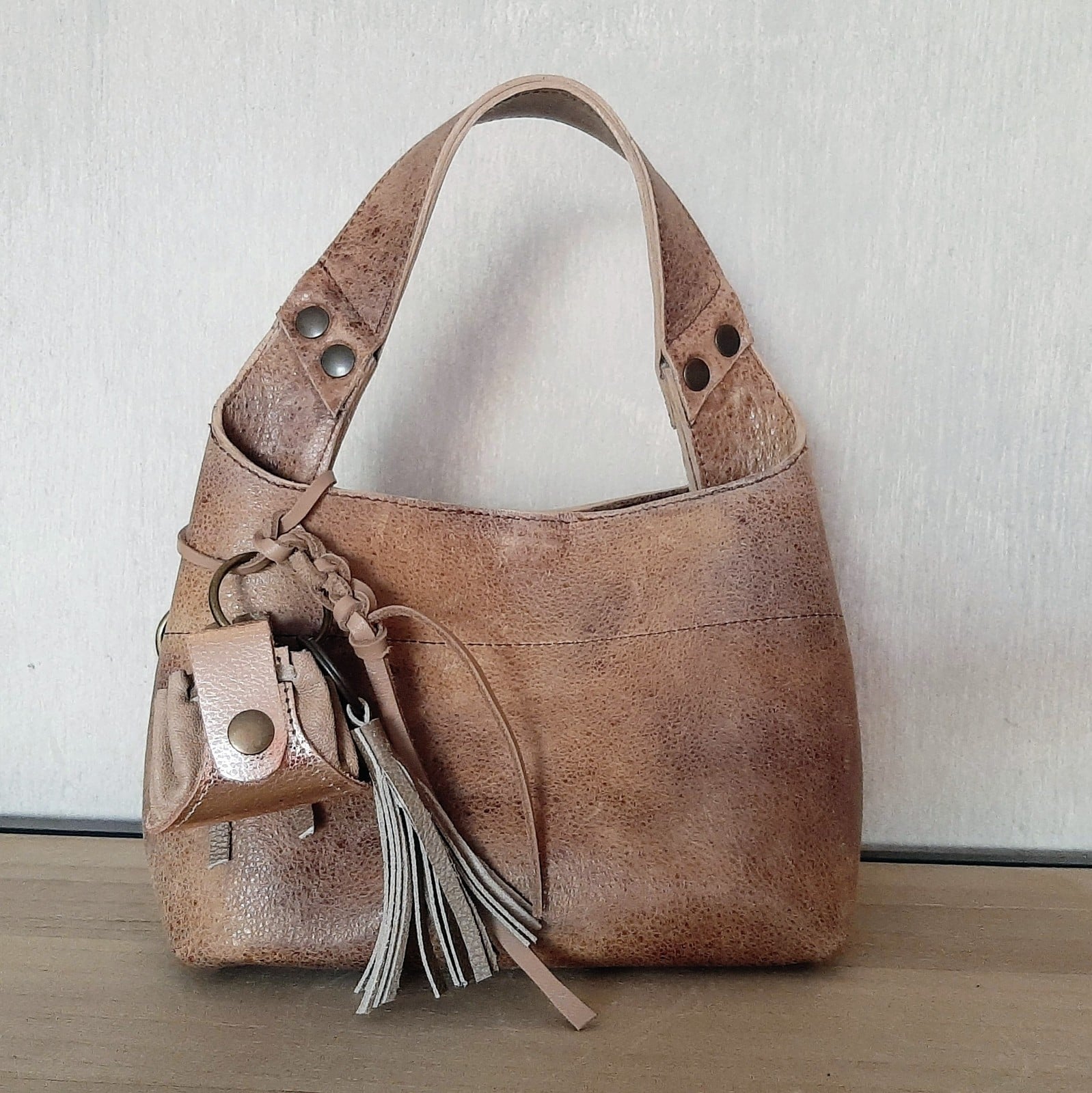 Leren tas, vintage look. Inclusief schouderriem en sleutelhanger met leren minitasje en flos.