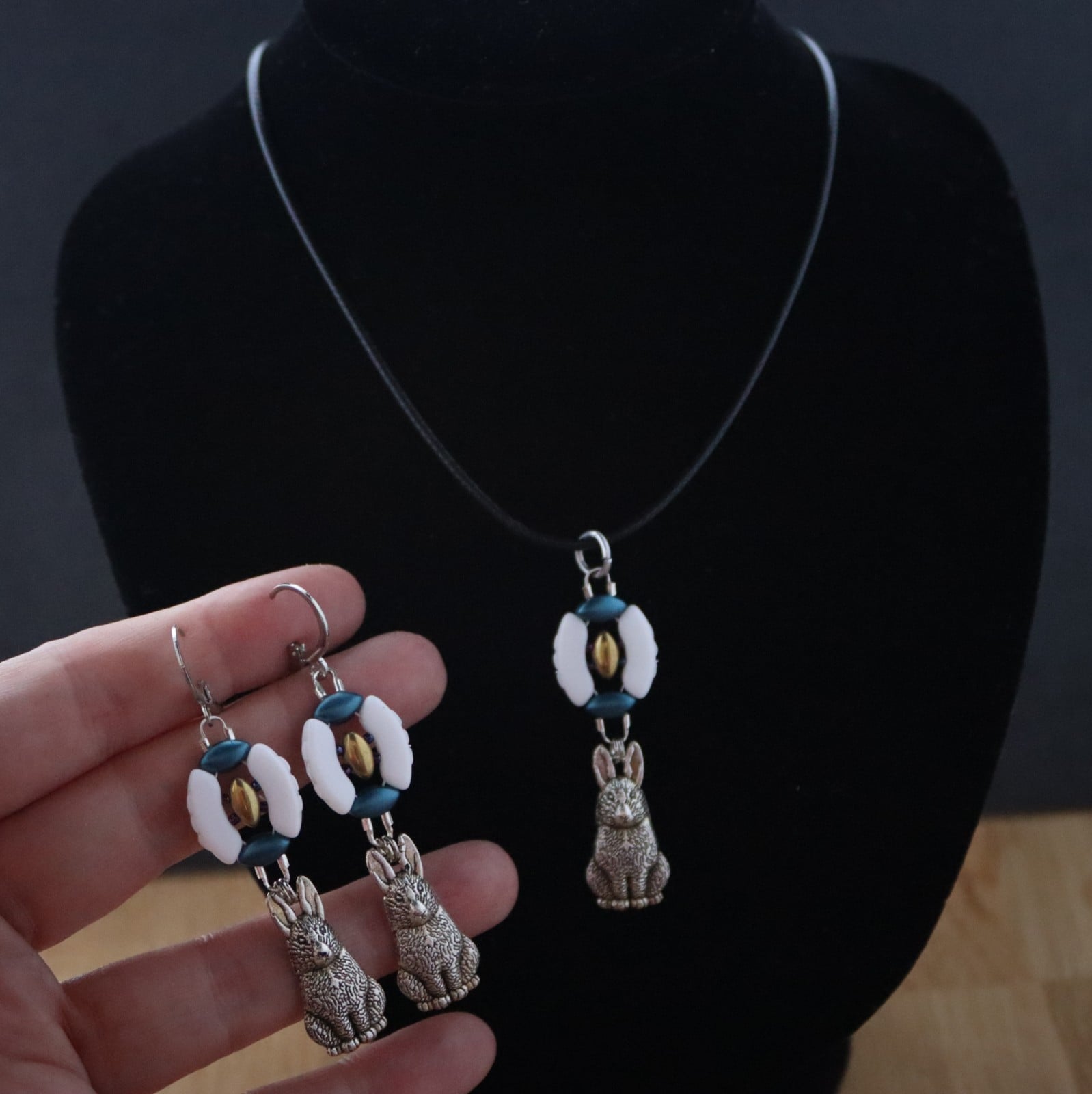 Vrolijk & Dierenliefde, konijnen sieradenset met ketting en oorbellen voor voorjaar of Pasen