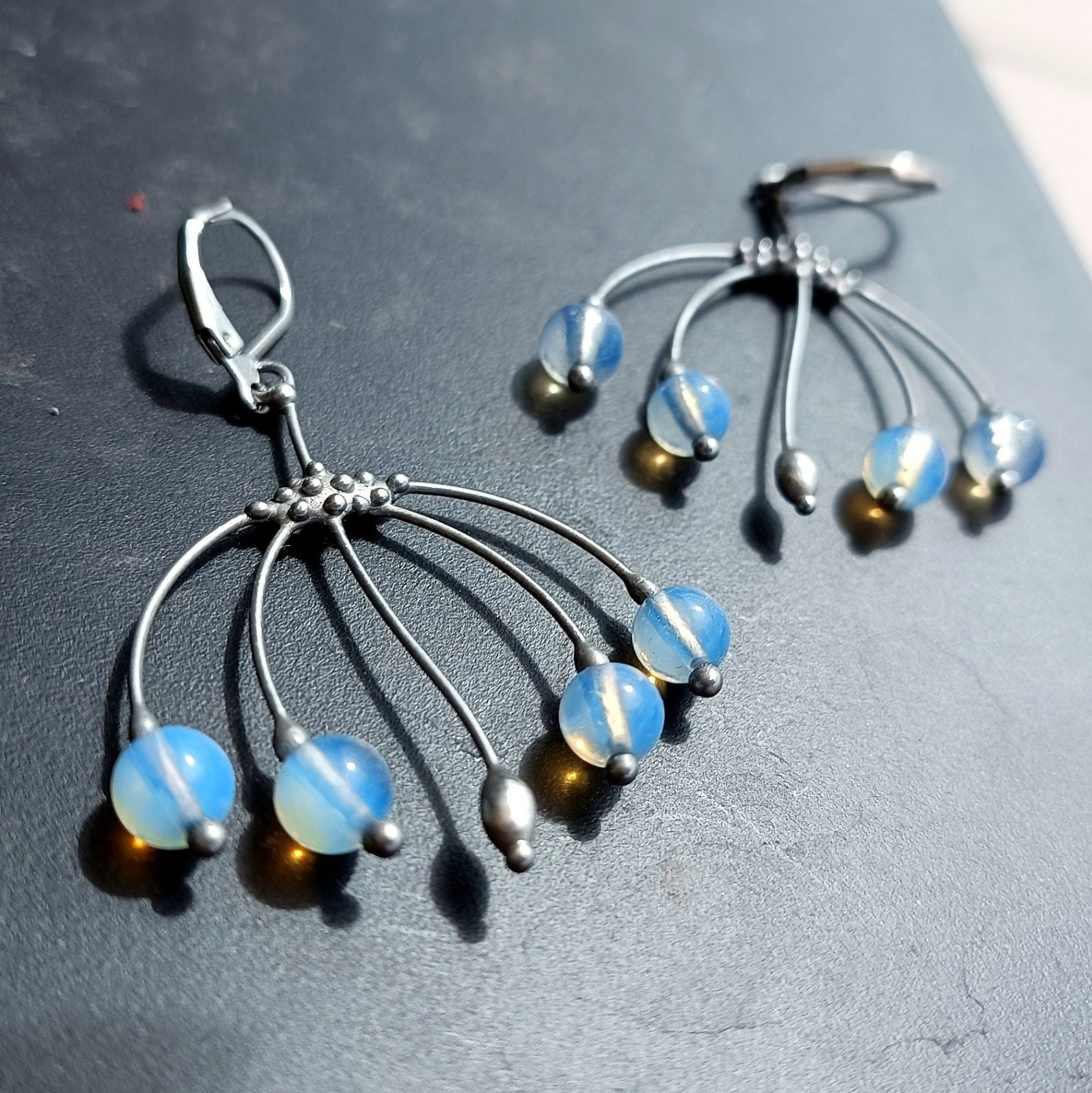Handgemaakte takoorringen met blauw glas en zilverkleurig koper - 145191 Handgemaakte takoorringen met blauw glas en zilverkleurig koper