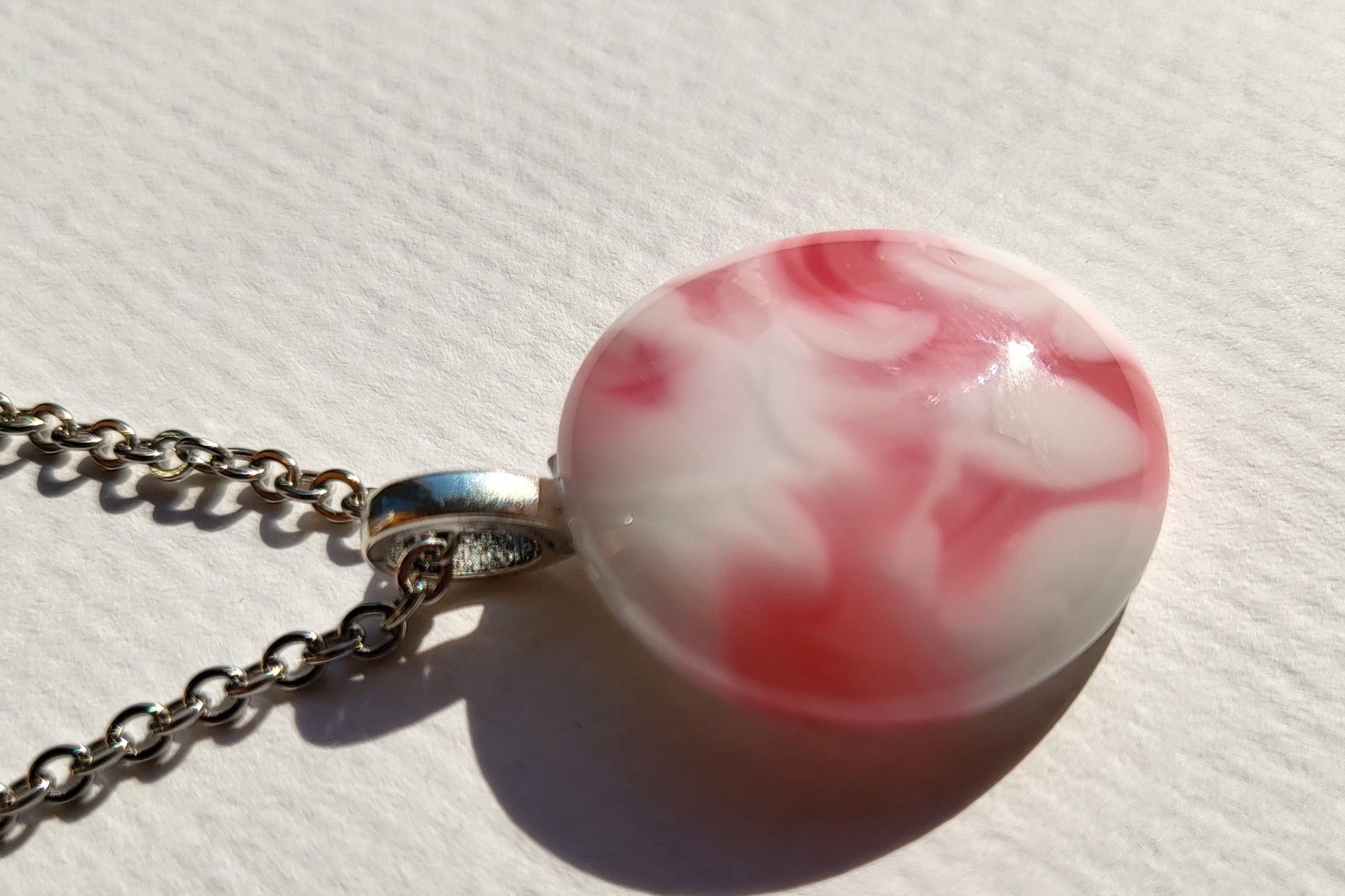 Uniek "Roze Wolk" glasfusing hanger - 140068 RVS ketting met uniek "Roze Wolk" glas hanger