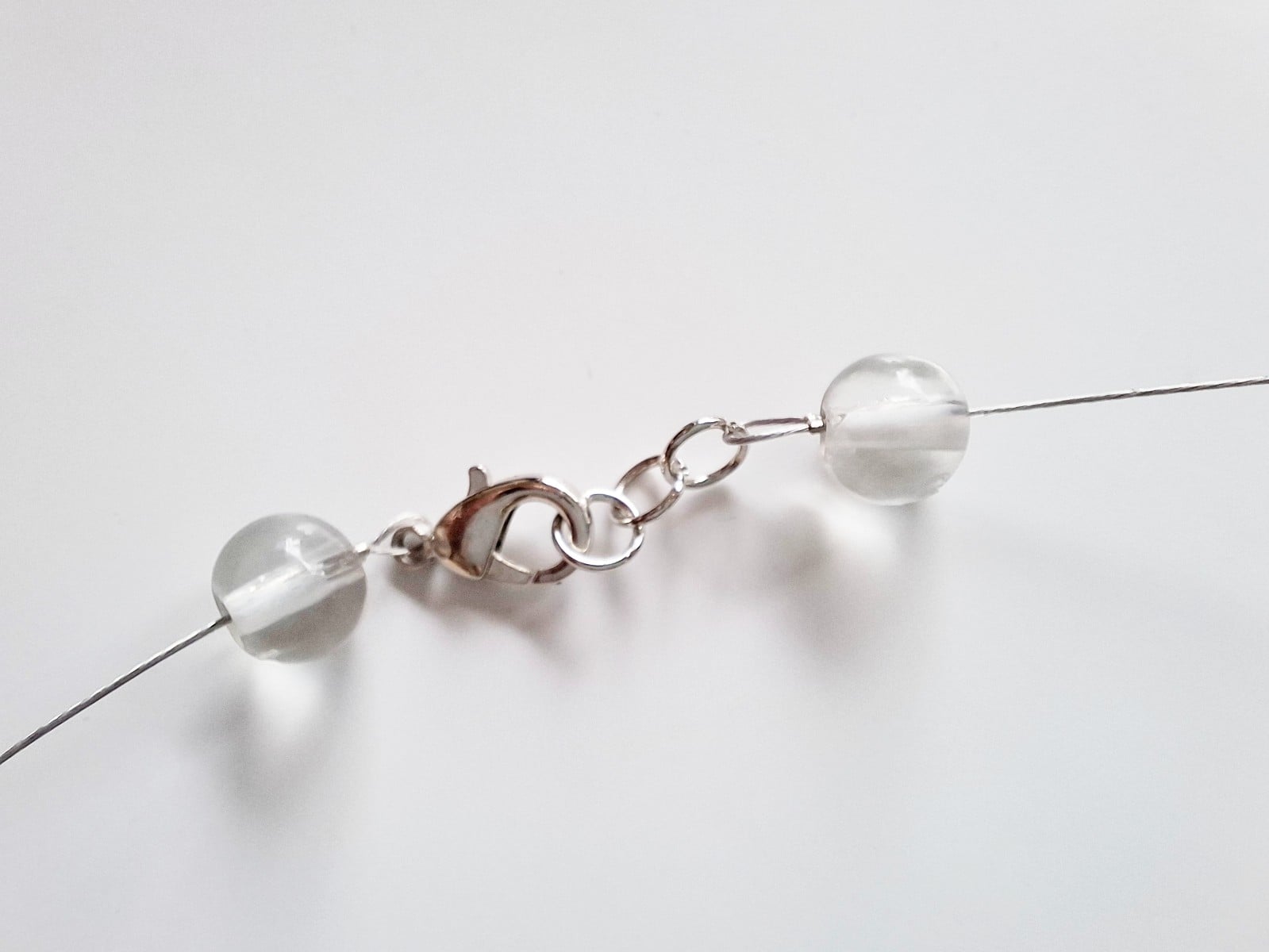 Lichtgewicht ketting met kleurrijke papieren kralen en bergkristal - 76333.jpeg Lichtgewicht ketting met kleurrijke papieren kralen en bergkristal