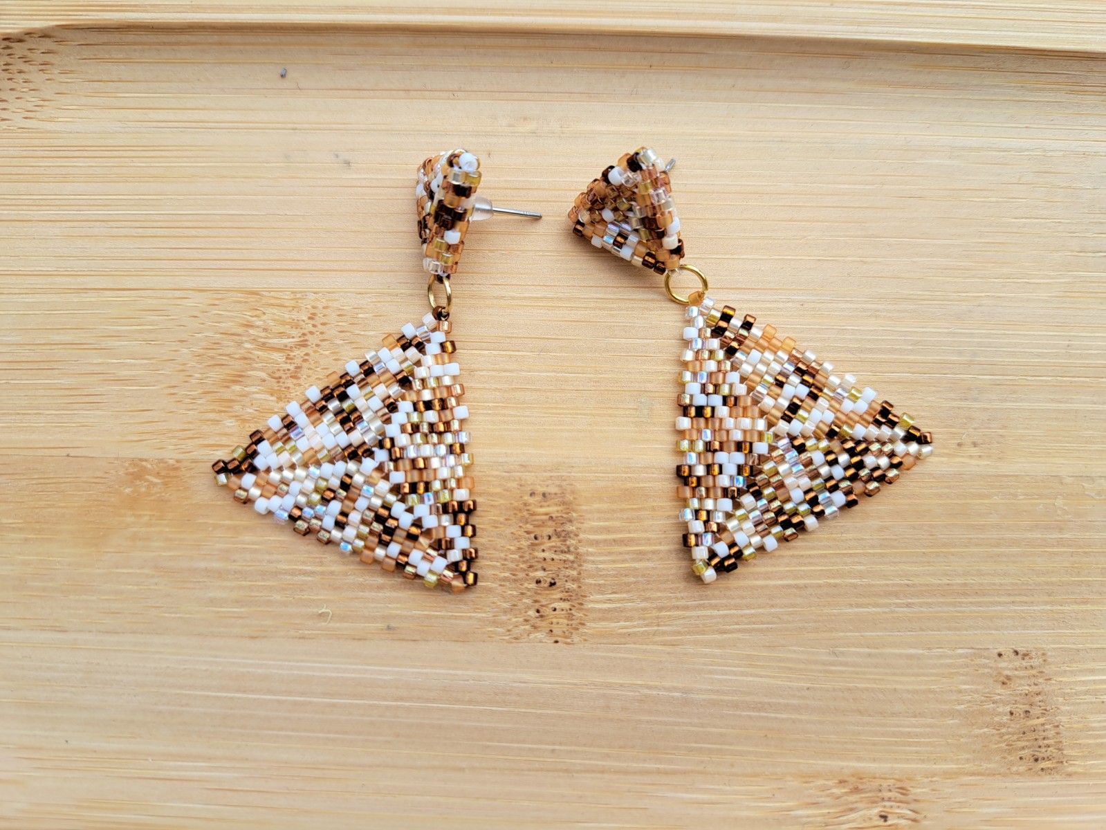 Confetti oorbellen bruin - 81019 Handgemaakte oorbellen met kralen - Confetti design in bruintinten met rvs oorstekers SALE!