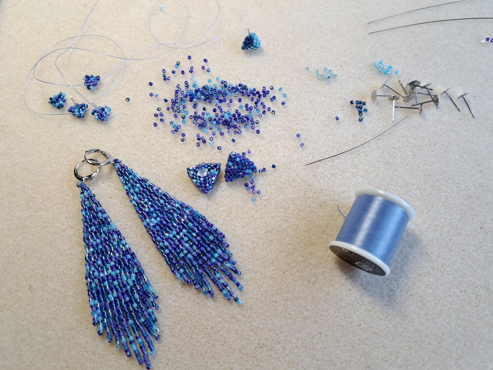 Fringe oorbellen Confetti Blue Tone – brick stitch, Miyuki Delica kralen, 9 cm lang, rvs ringen