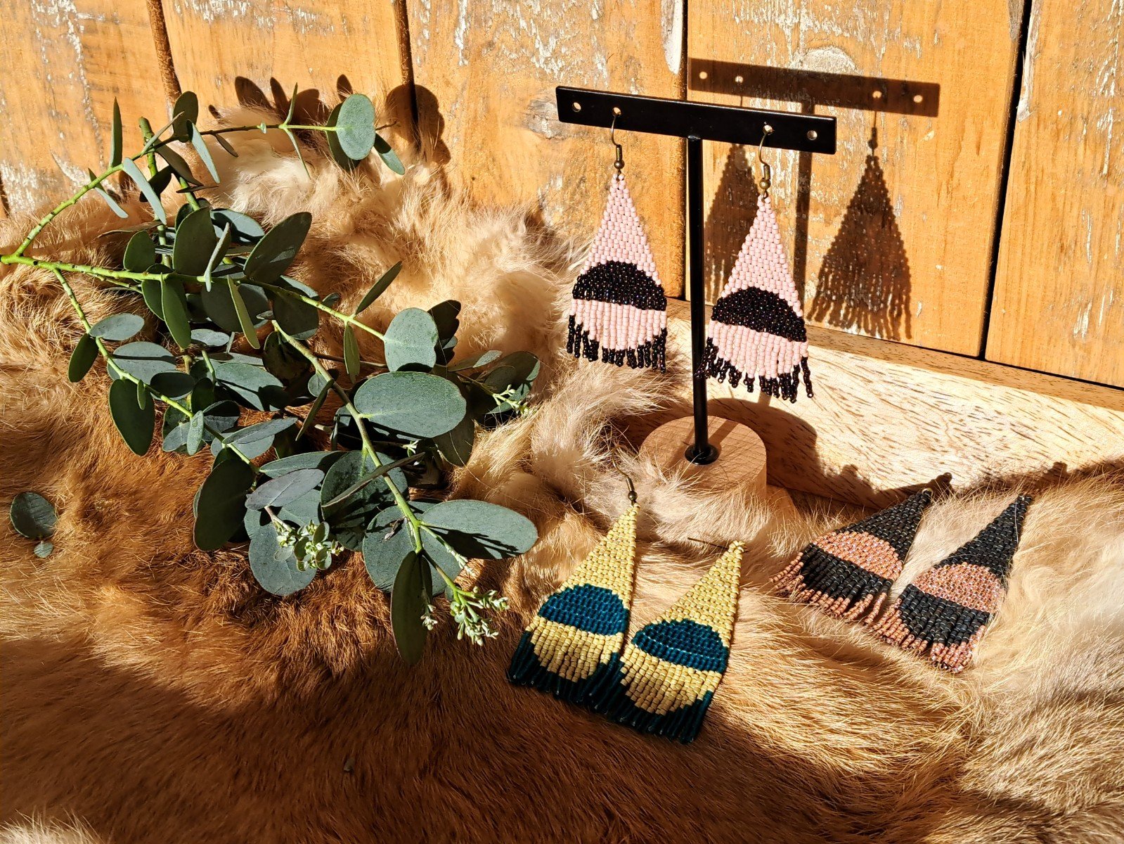 Fringe oorbellen Sunset Circle – colourblock design, Toho beads, 8 … - 103927 Fringe oorbellen Sunset Circle – colourblock design, Toho beads, 8 cm lang, bronskleurige oorhaken