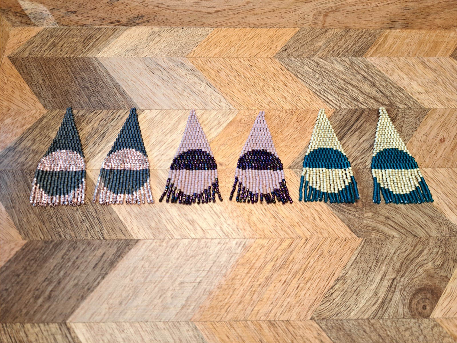 Fringe oorbellen Sunset Circle – colourblock design, Toho beads, 8 … - 103931 Fringe oorbellen Sunset Circle – colourblock design, Toho beads, 8 cm lang, bronskleurige oorhaken