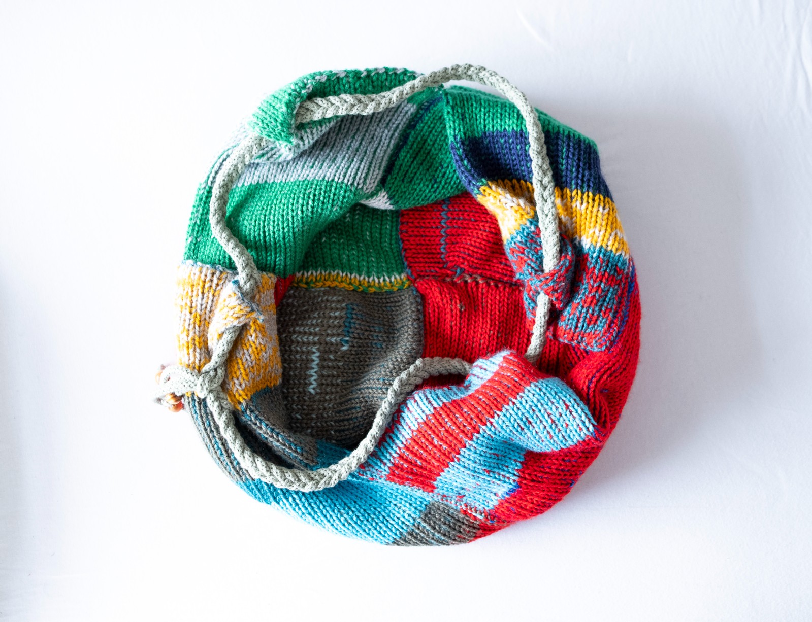 Glitchy gebreide tas – multicolor schoudertas van acryl en katoen – uniek handgemaakt ontwerp