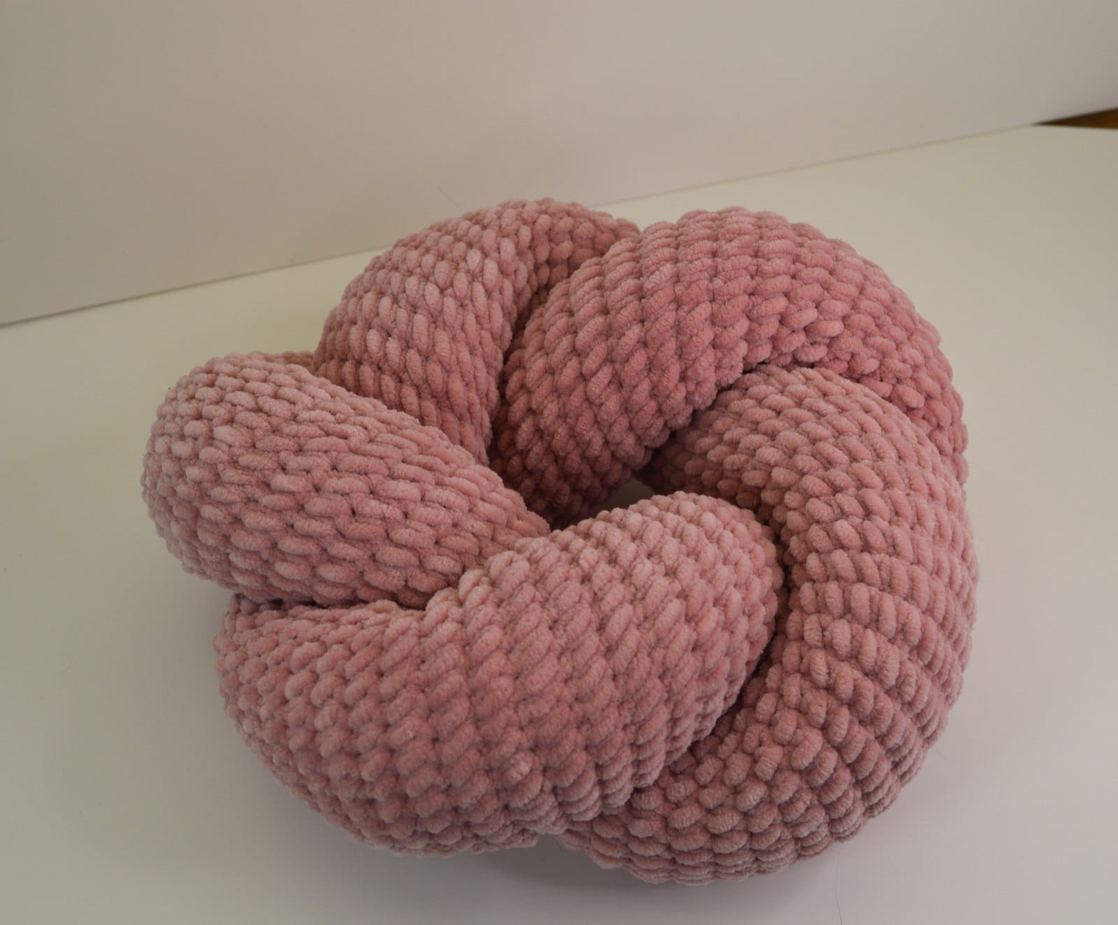 Gehaakte Knot Pillow/ Knoop Kussen klein: zacht velvet, enkele knoop en stijlvol voor jouw interieur!