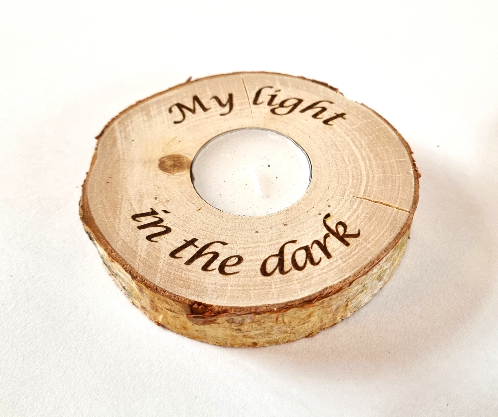 Berken kandelaar met tekst "My light in the dark" - 105157 Berken kandelaar met tekst "My light in the dark"