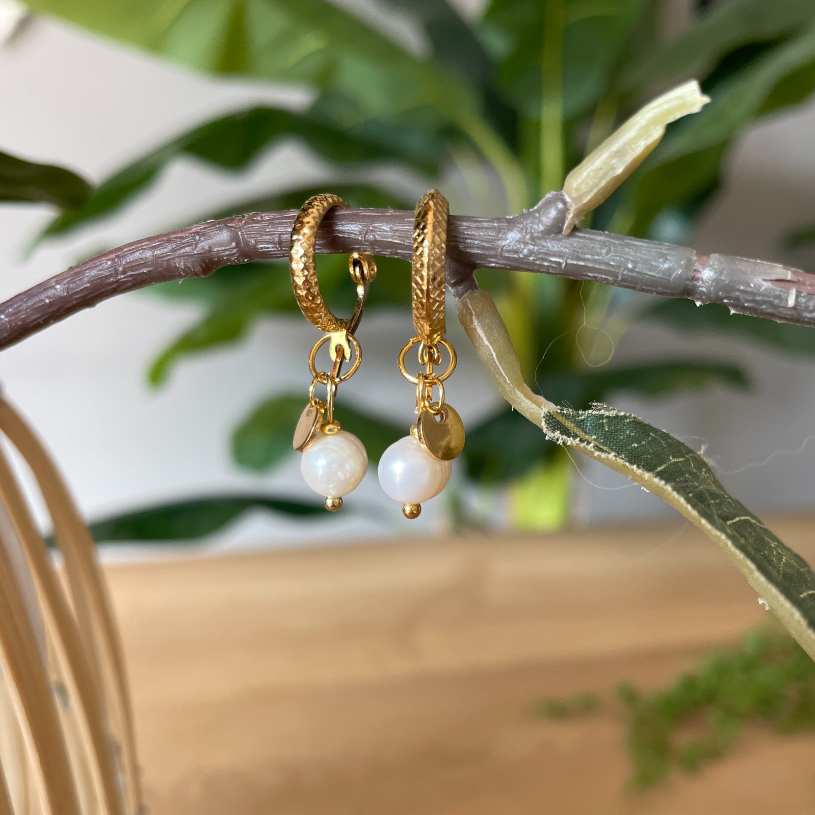 Parel oorbellen met gouden details