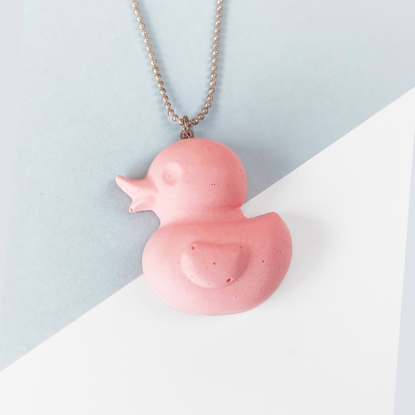 Ketting met roze of blauw eendje - 76445.jpeg Handgemaakte ketting met eendje van Jesmonite – roze of blauw