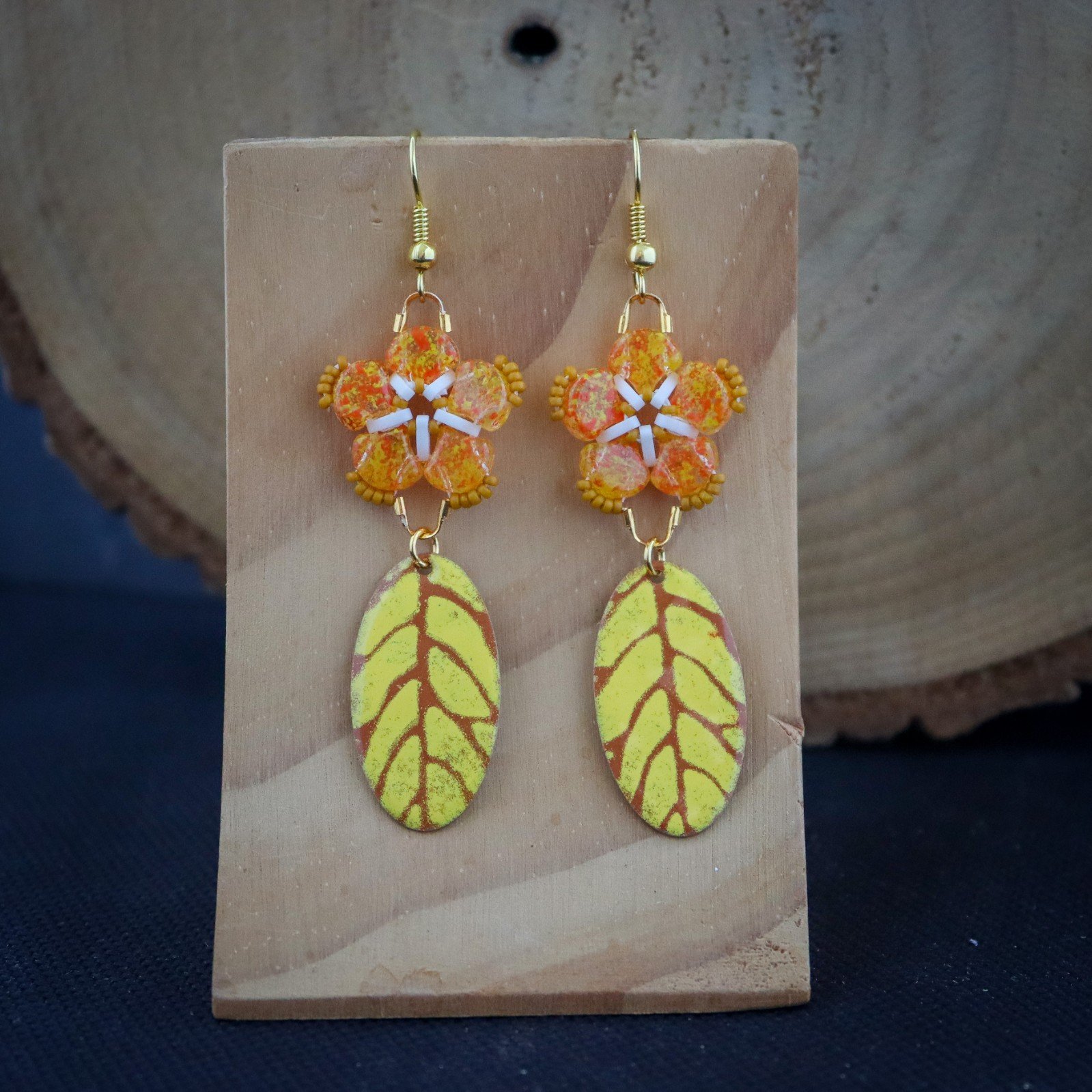 Gele bloemen oorbellen met emaille blad - 69195 Gele bloemen oorbellen met emaille blad