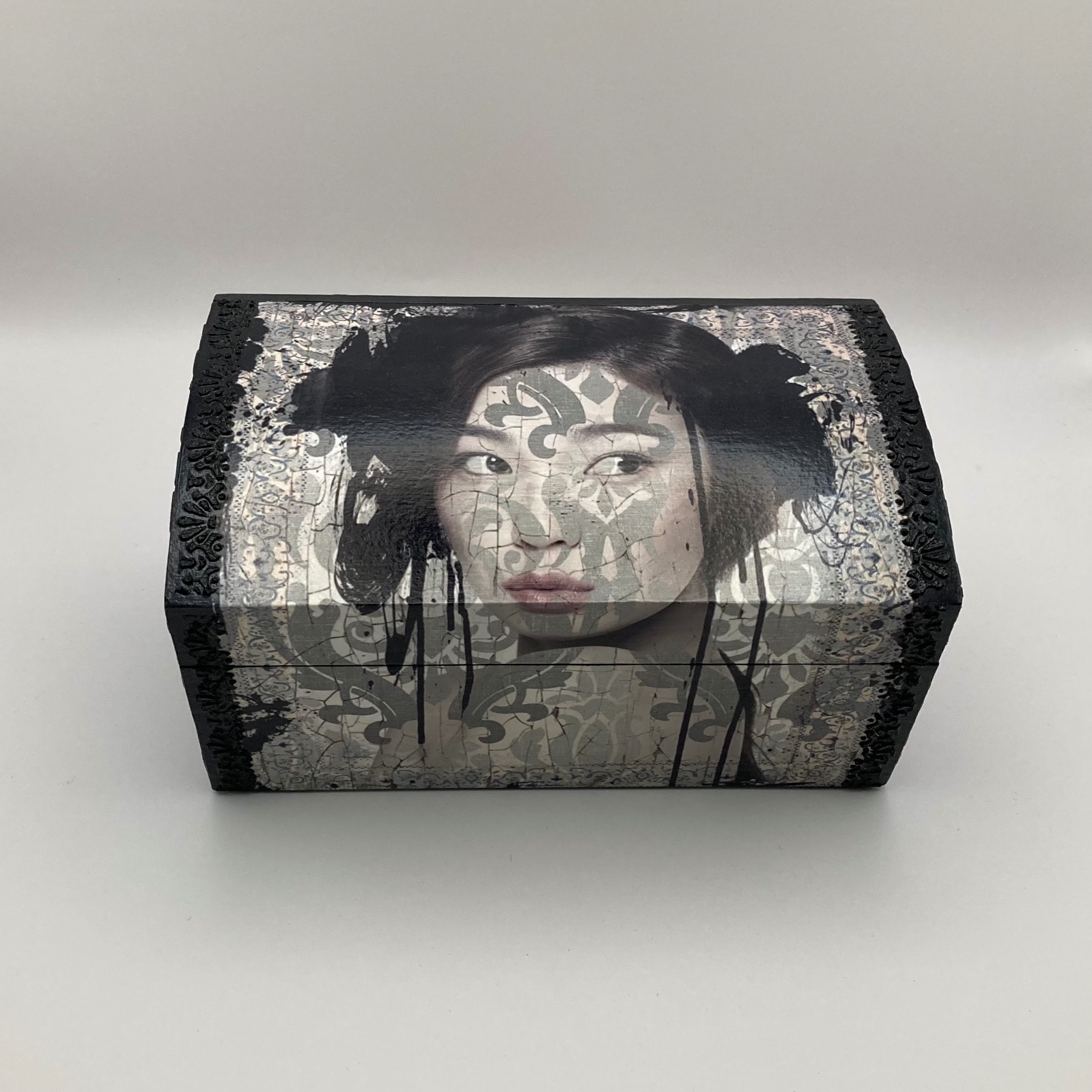 Handgedecoreerd kistje ‘Beauty in Black, White and Grey’ voor in… - 86005 Handgedecoreerde houten sieradendoos ‘Beauty in Black, White and Grey’