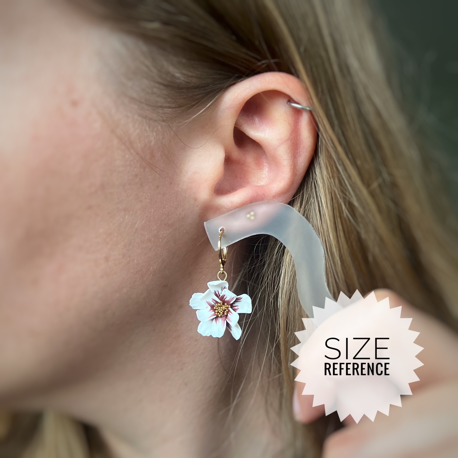 Rood-witte bloem oorbellen met gouden details - 86197 Rood-witte bloem oorbellen met gouden details