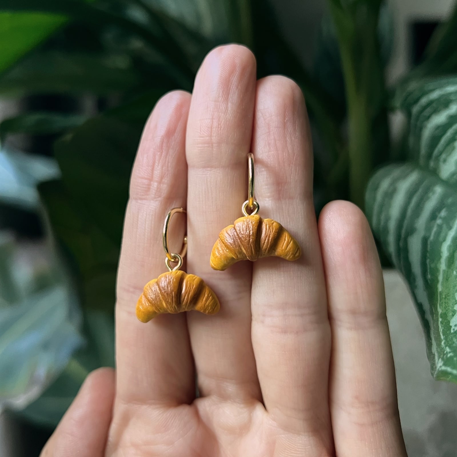 Croissant oorbellen hangertje huggie