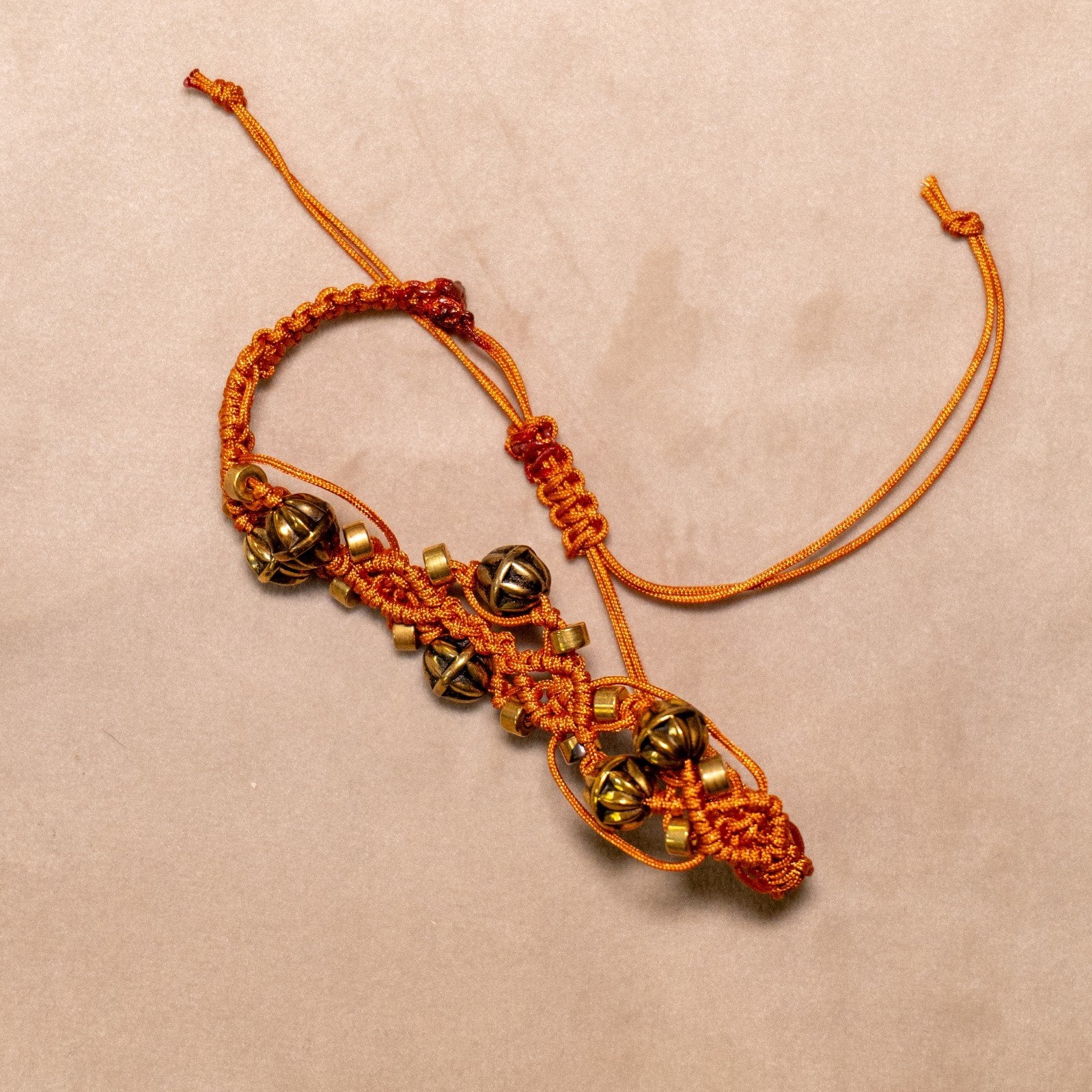 Koperkleurige macramé-armband met goudkleurige kralen - 97501 Koperkleurige macramé-armband met goudkleurige kralen