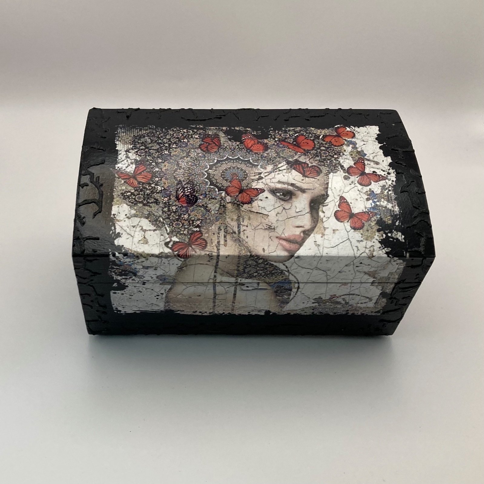 Handgedecoreerde houten sieradendoos ‘The Silence Between Wings’ - 101863 Handgedecoreerde houten sieradendoos ‘The Silence Between Wings’