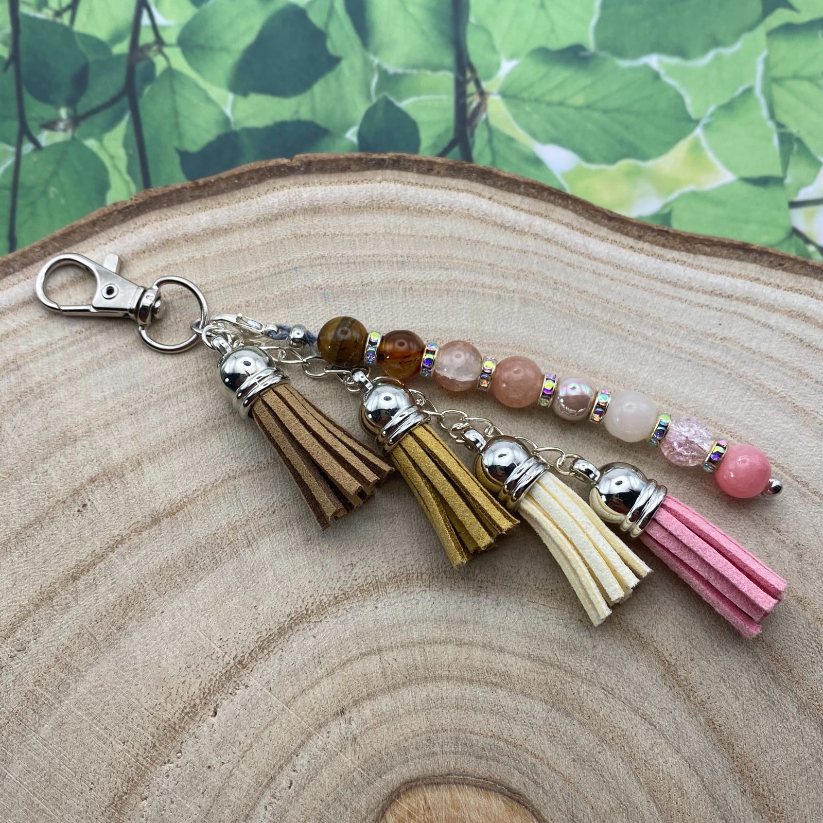 Handgemaakte bag charm met kralen en kwastjes - HZ30088 - 107888 Handgemaakte bag charm met kralen en kwastjes - HZ30088