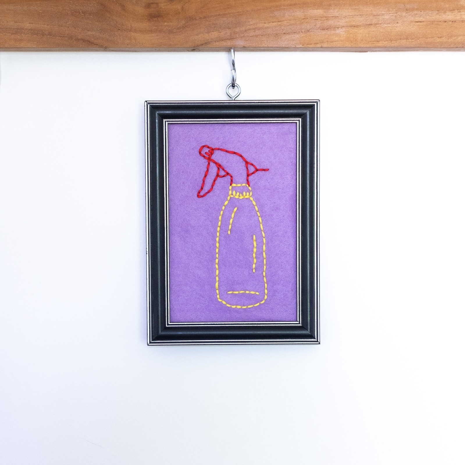 Grappig borduurwerk in frame, plantenspuit, hergebruik, gerecyclede lijst, raar borduursel, gek cadeautje, wall art, spray