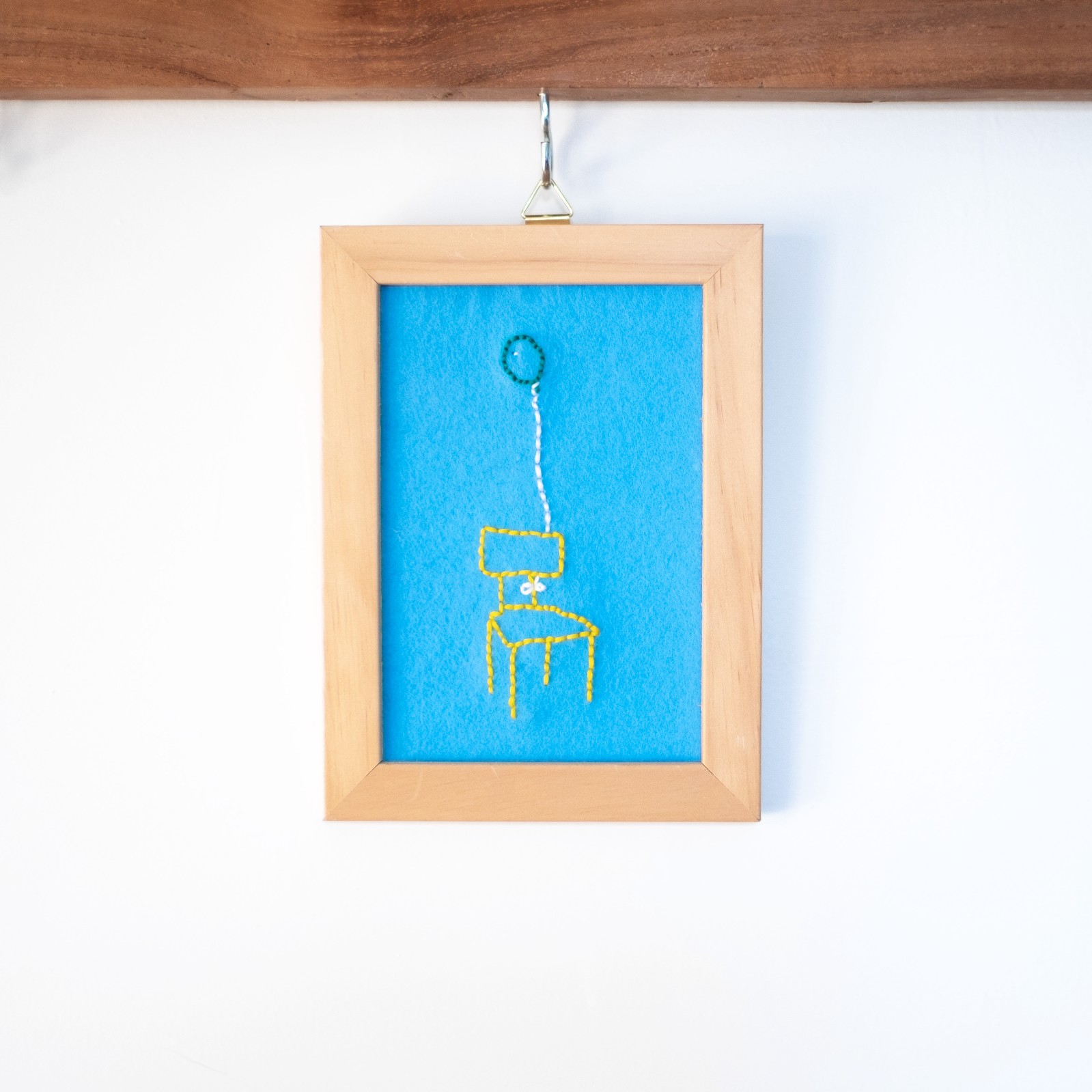 Grappig borduurwerk in hergebruikt frame, ballon, stoel, gerecyclede lijst, raar borduursel, gek cadeautje, wall art, lief, goud