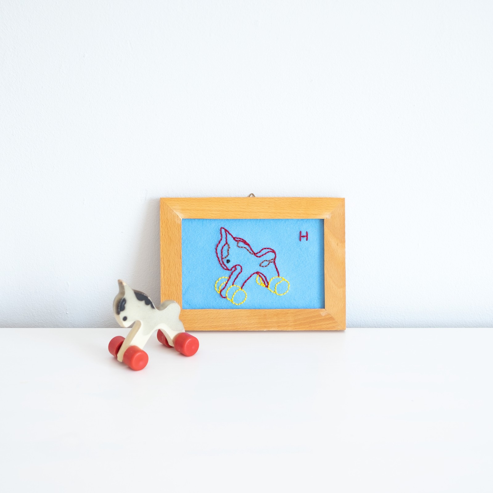 Grappig lief borduurwerk in frame, paardje, hergebruik, gerecyclede lijst, babykamer, cute kraamcadeau, wall art, lief, speelgoed