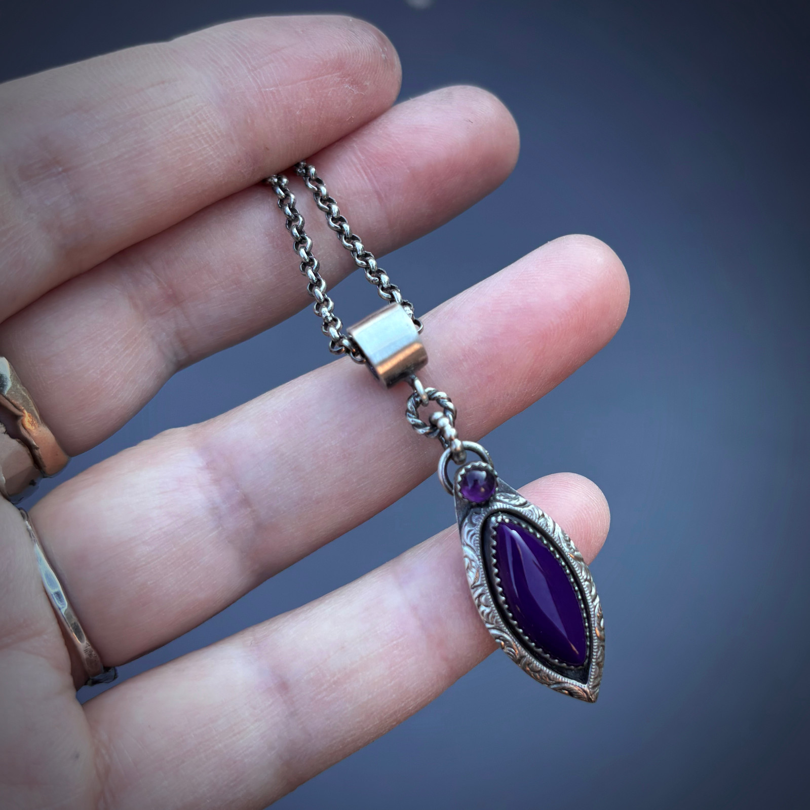 Handgemaakte zilveren hanger met agaat en amethist – unieke blauw/paarse edelsteen hanger