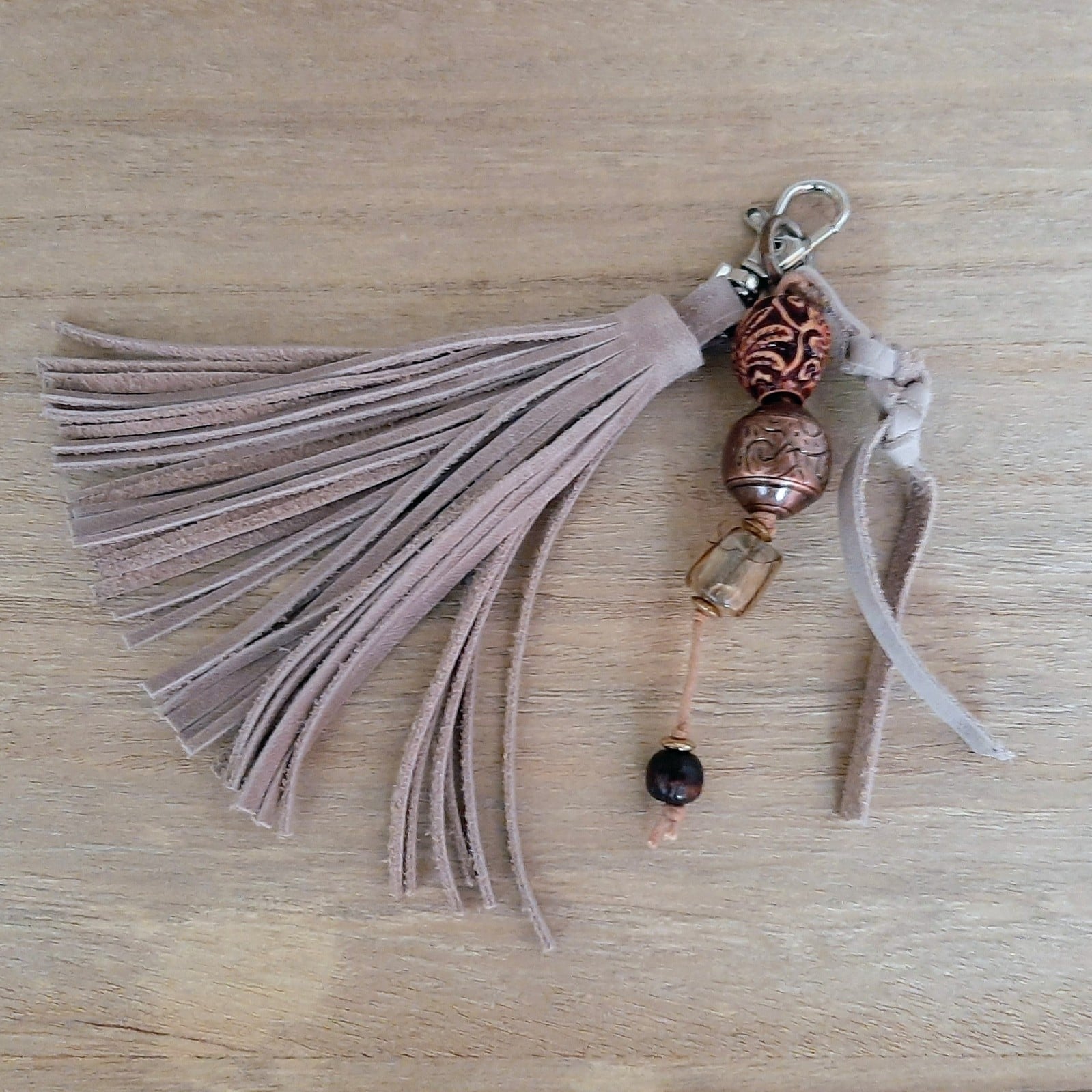 Leren schouder-crossbodytasje met bijpassende Bagcharm ook te gebruiken als sleutelhanger. met binnen vak en leren schouderband