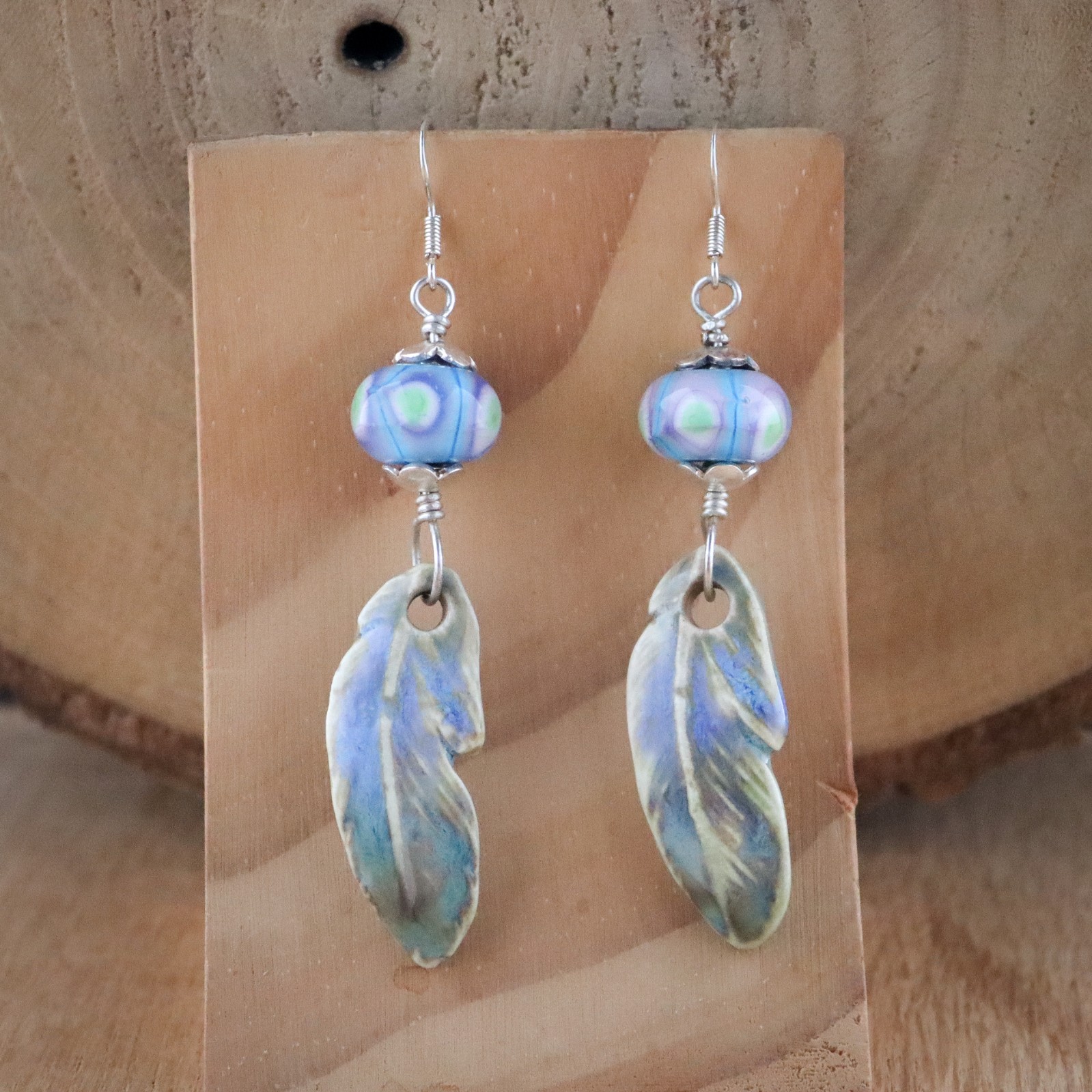 Rust & Spiritueel, veren oorbellen met lampwork glas en keramiek