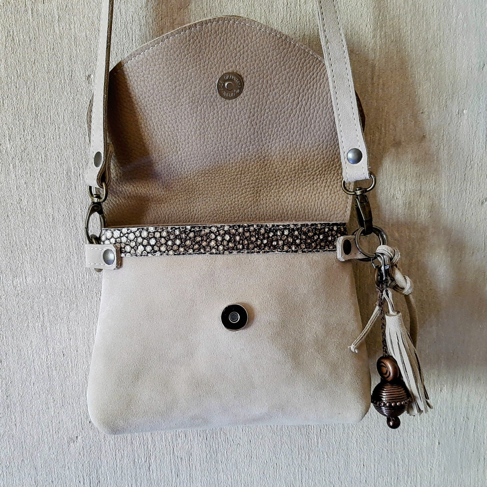 schoudertasje handgemaakt van suede leer, inclusief bijpassende tashanger, sleutelhager met kwast en kralen.