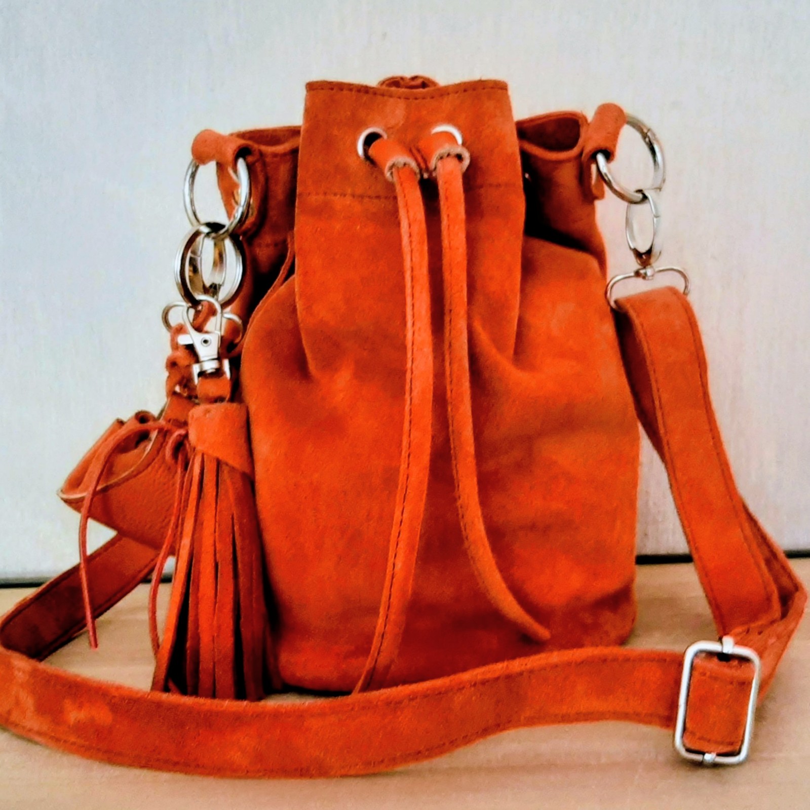 Suede Bucketbag, uniek, inclusief een bijpassende sleutelhanger met minitasje en flos.